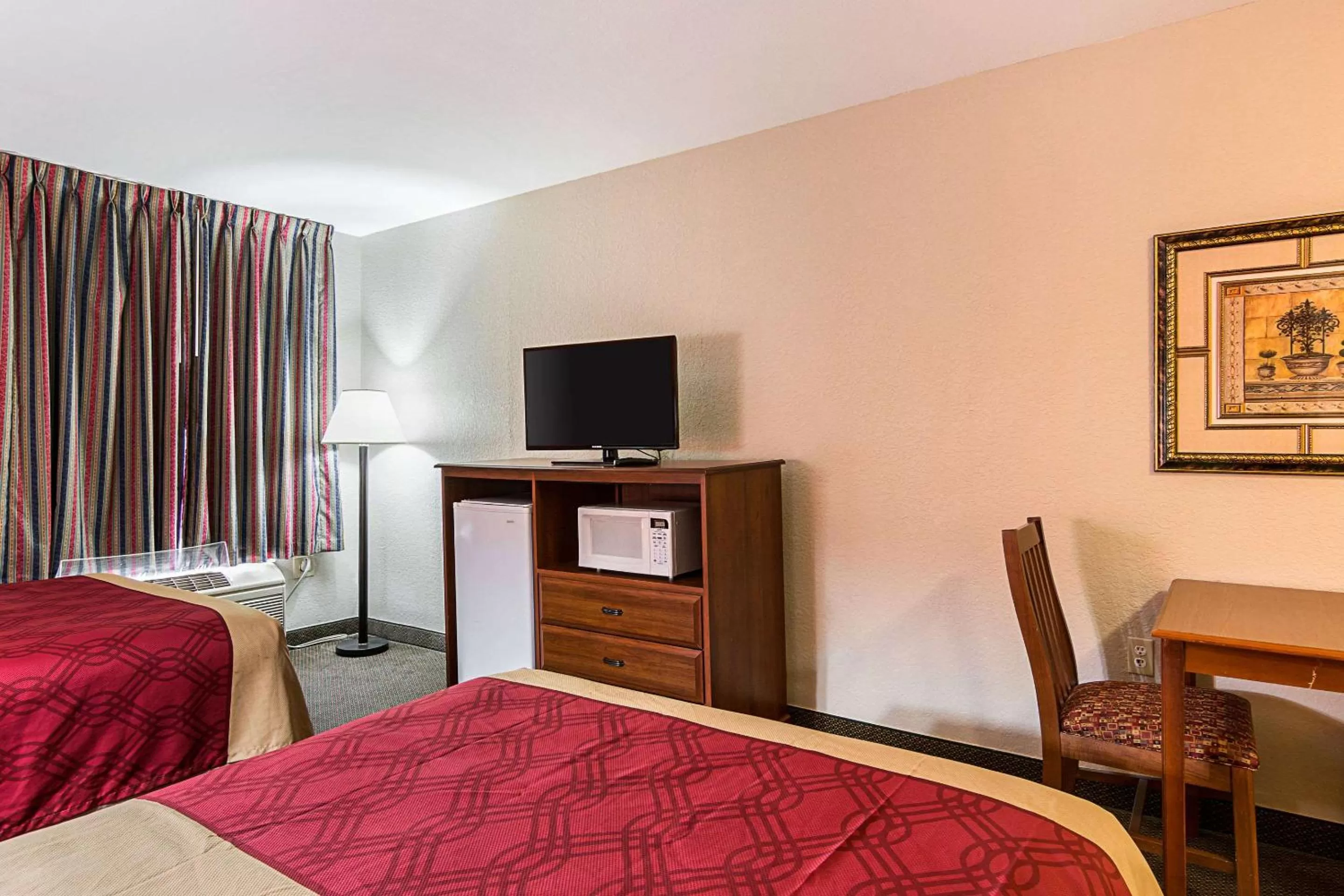 Photo of the whole room, Bed in Econo Lodge Andrews AFB