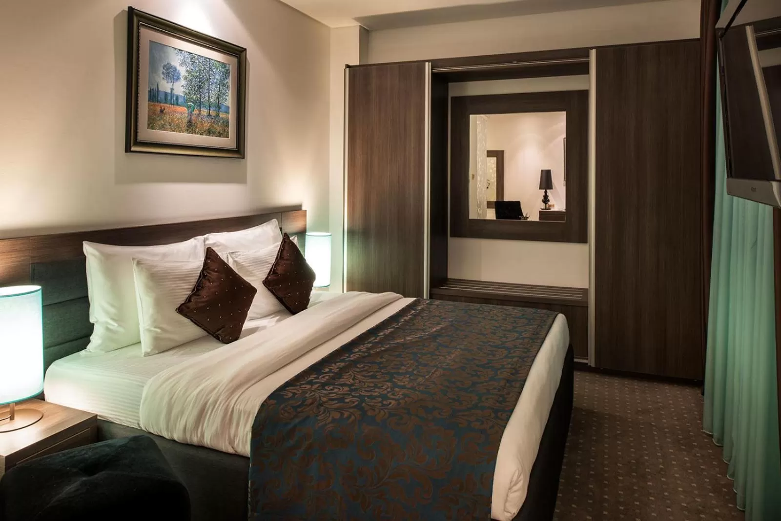 Shower, Bed in Hotel Nartel