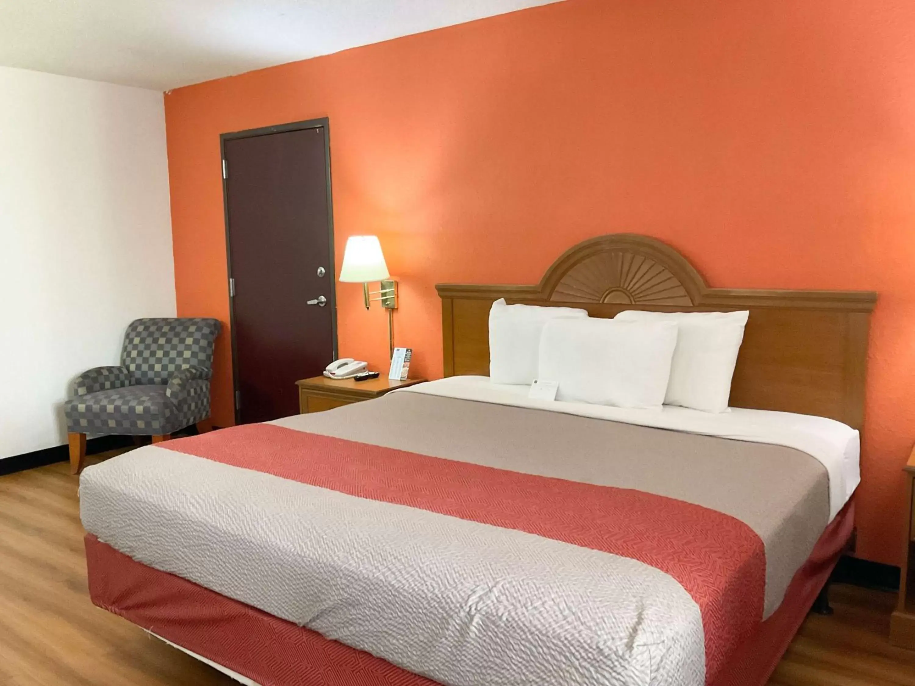 King Room - Disability Access - Non-Smoking in Motel 6-Hannibal, MO King Room - Disability Access - Non-Smoking in Motel 6-Hannibal, MO