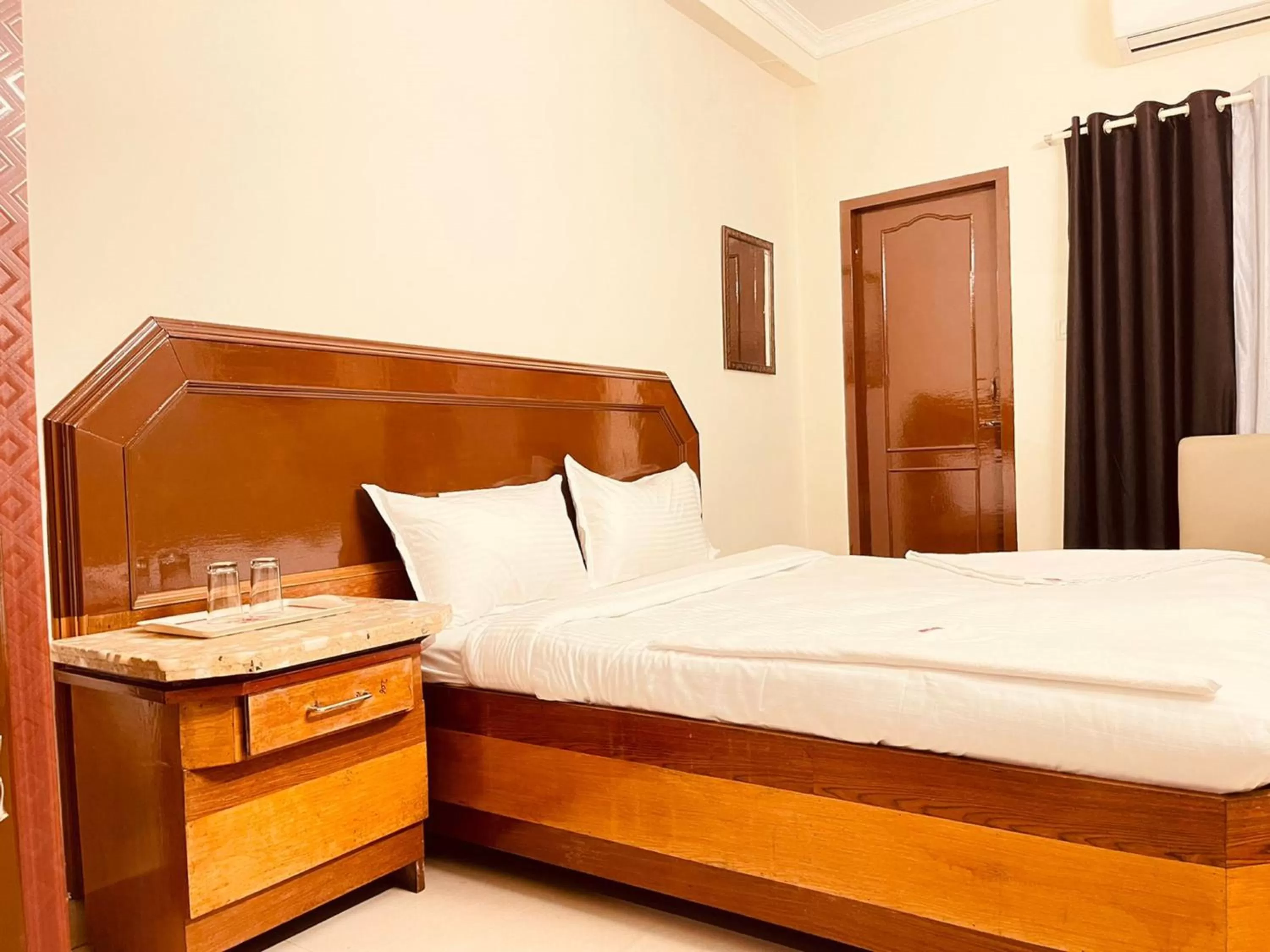 Photo of the whole room, Bed in Half Moon Inn