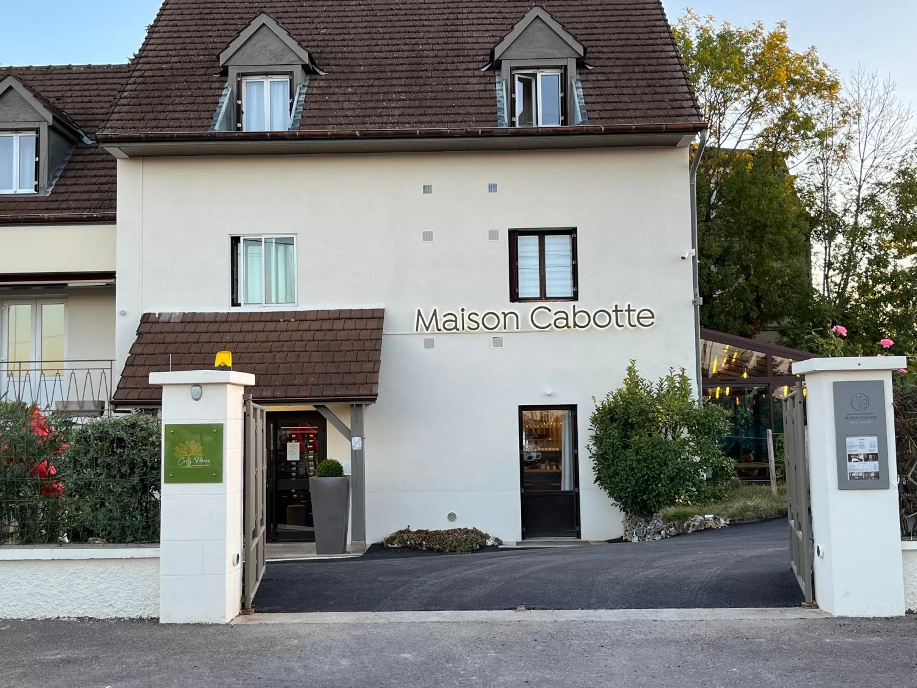 Property building in Maison Cabotte