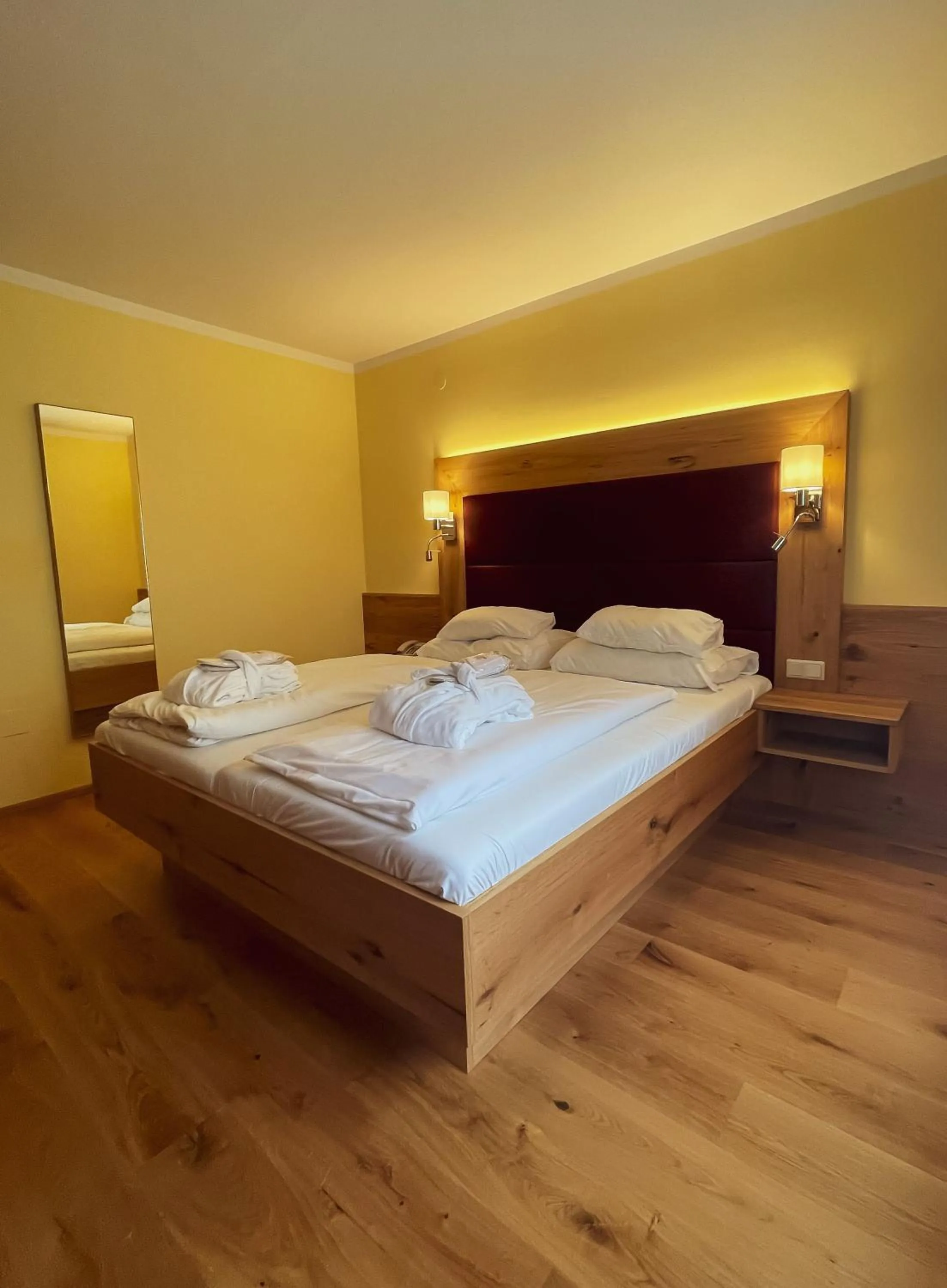 Photo of the whole room, Bed in Hotel Kärnten