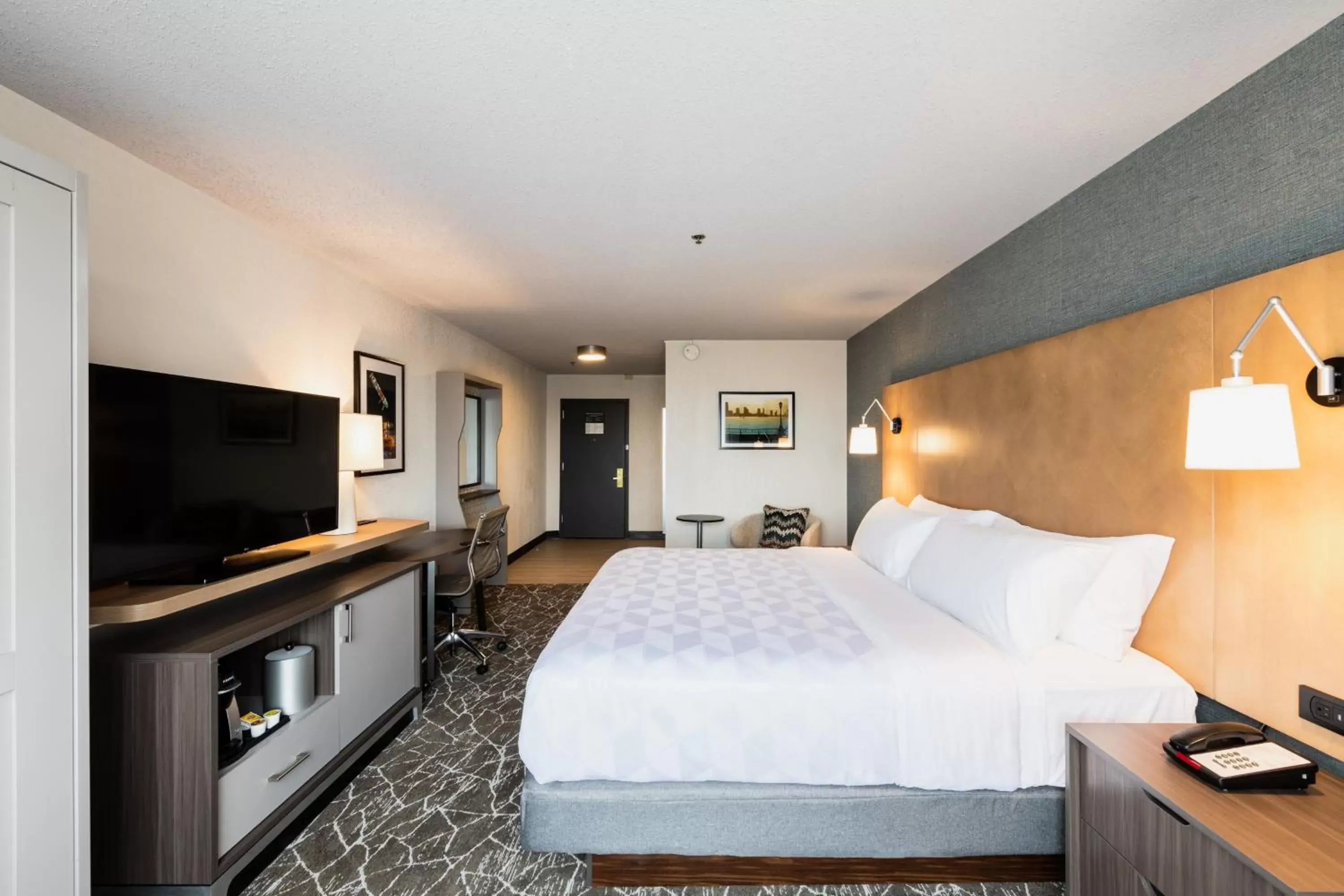 Standard Queen Room in Holiday Inn Newark International Airport Standard Queen Room in Holiday Inn Newark International Airport