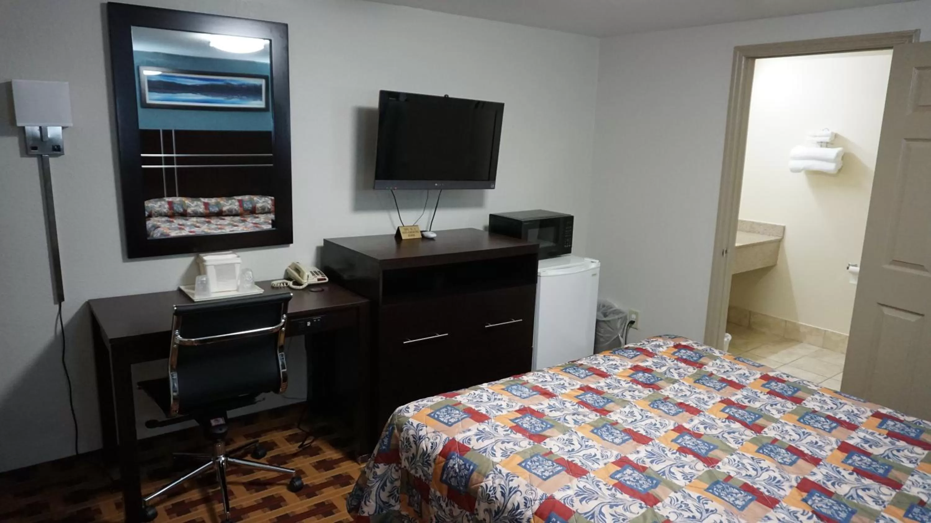 Bed in Lodge Inn Wrightstown - Fort Dix