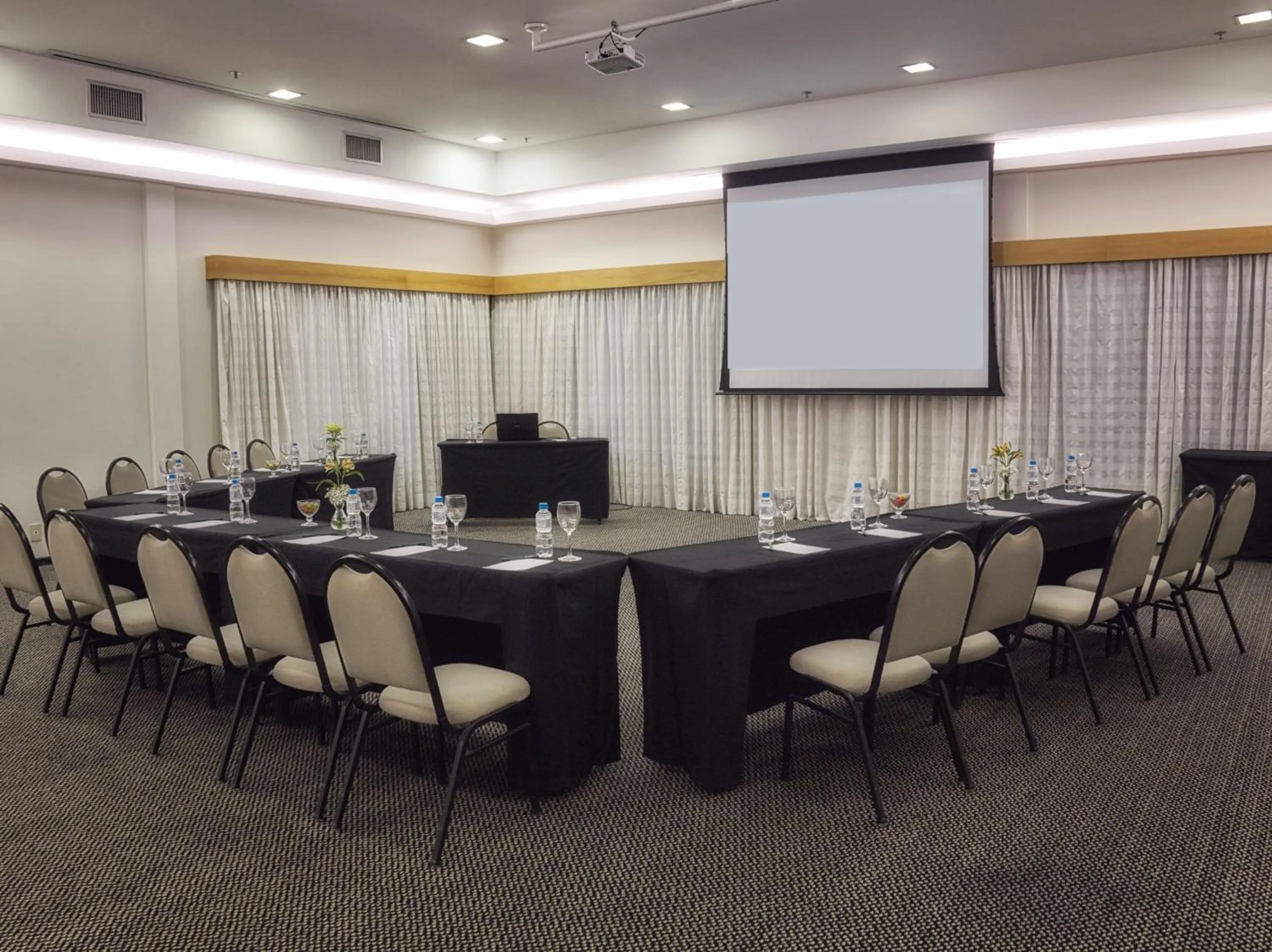 Business facilities in Sol Alphaville Hotel & Residence