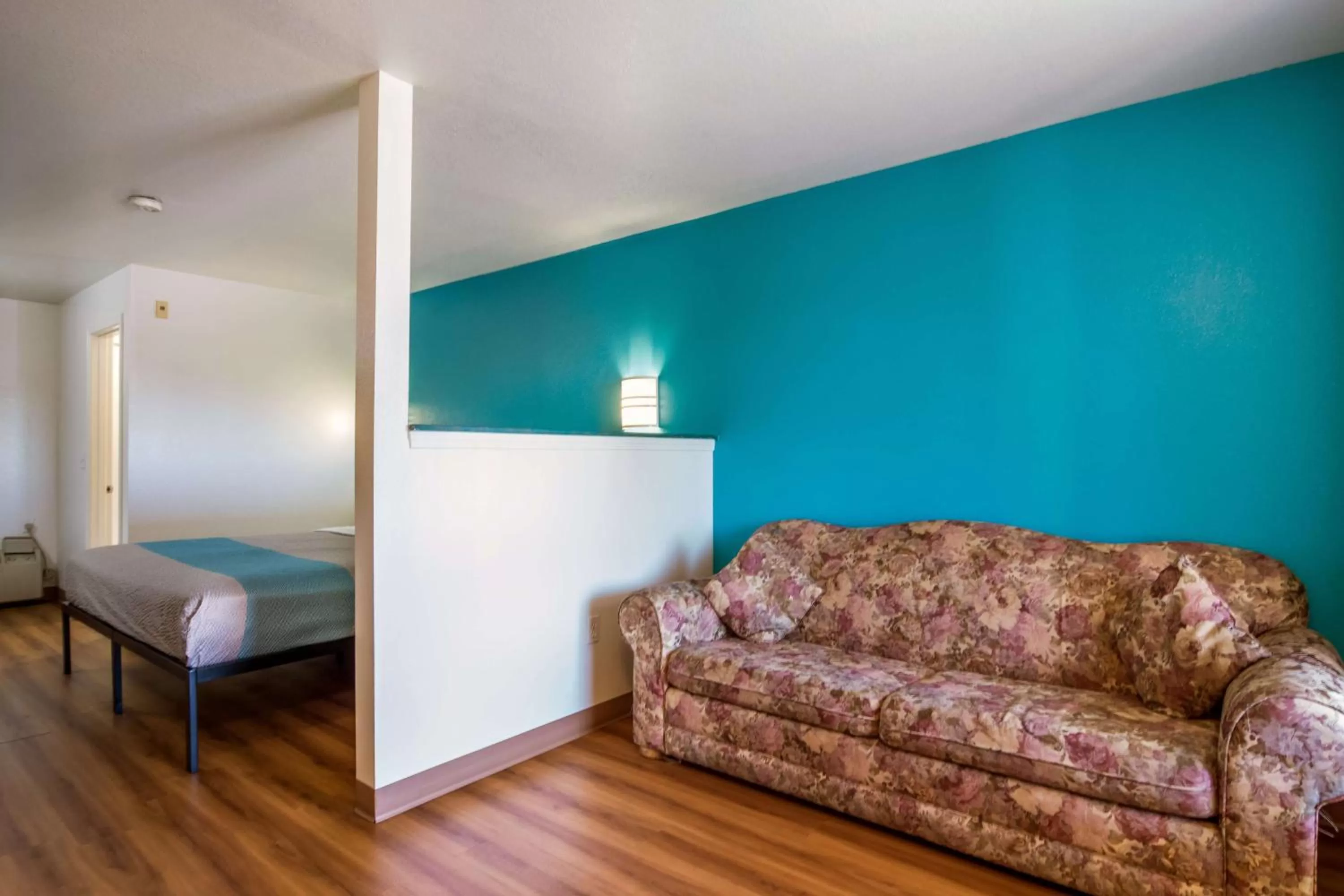 Photo of the whole room, Bed in Motel 6 Portland Mall - 205