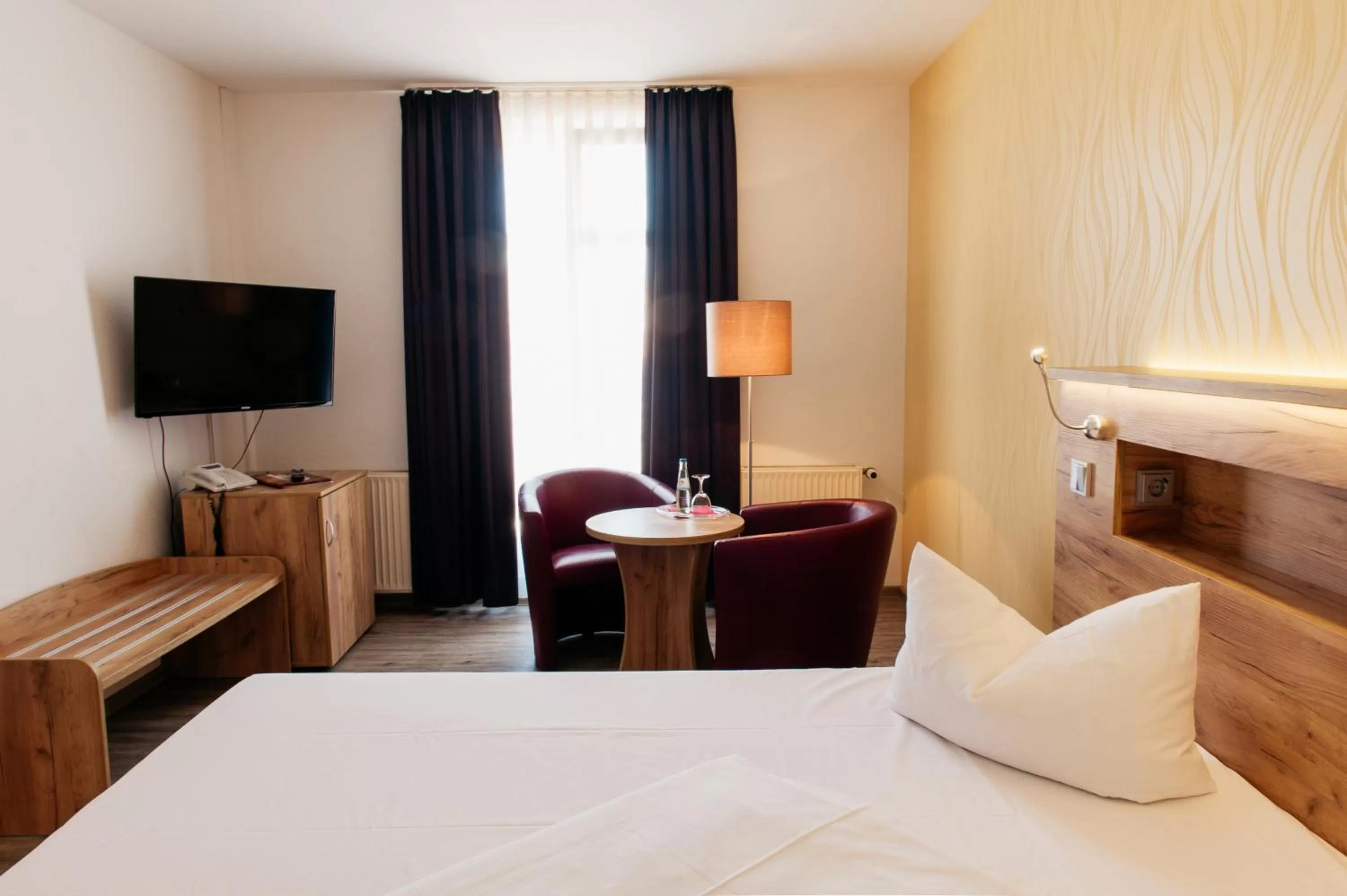 Photo of the whole room, Bed in Hotel & Restaurant "Deutscher Kaiser"