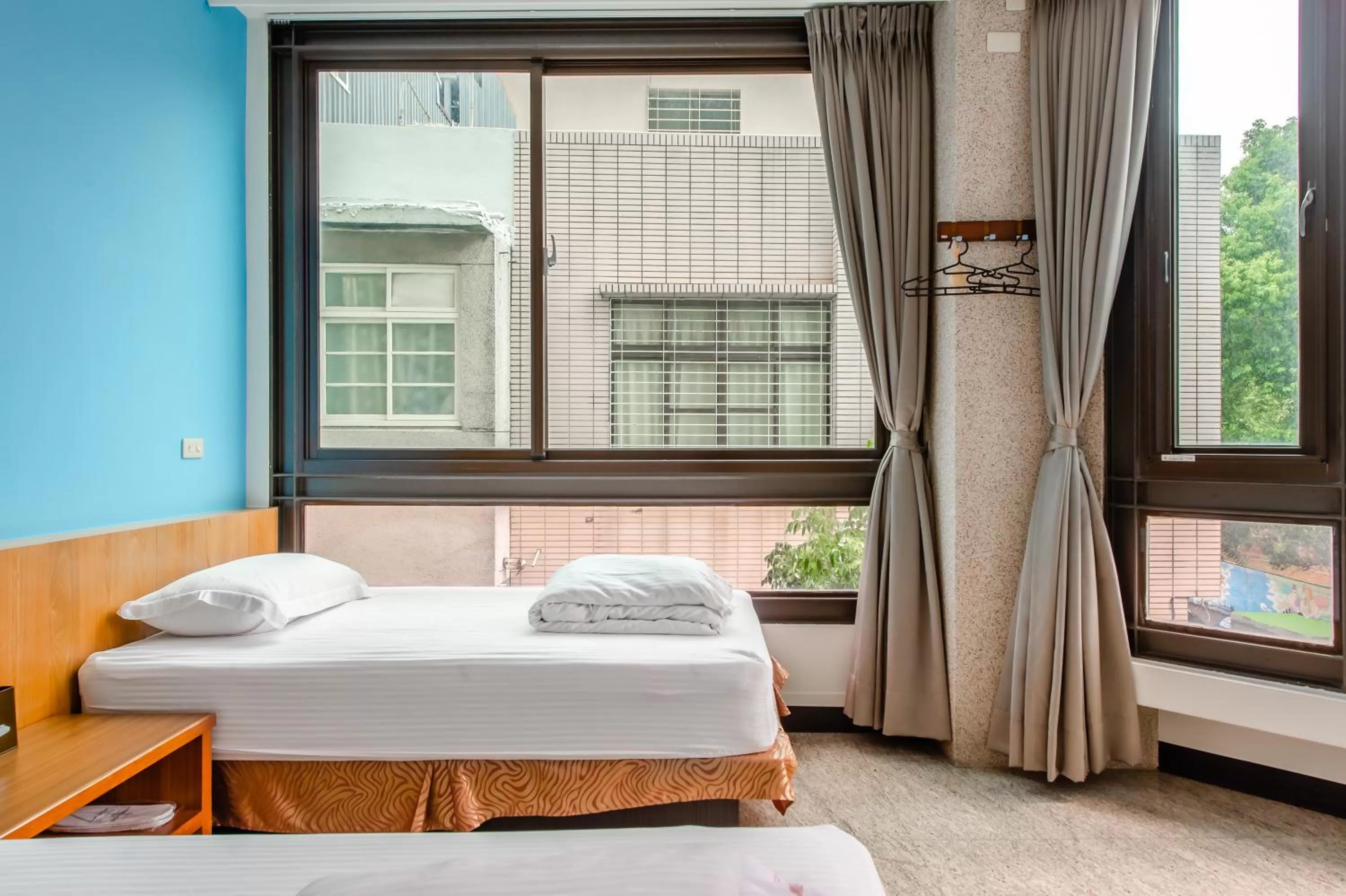 Photo of the whole room, Bed in lightness Station Inn