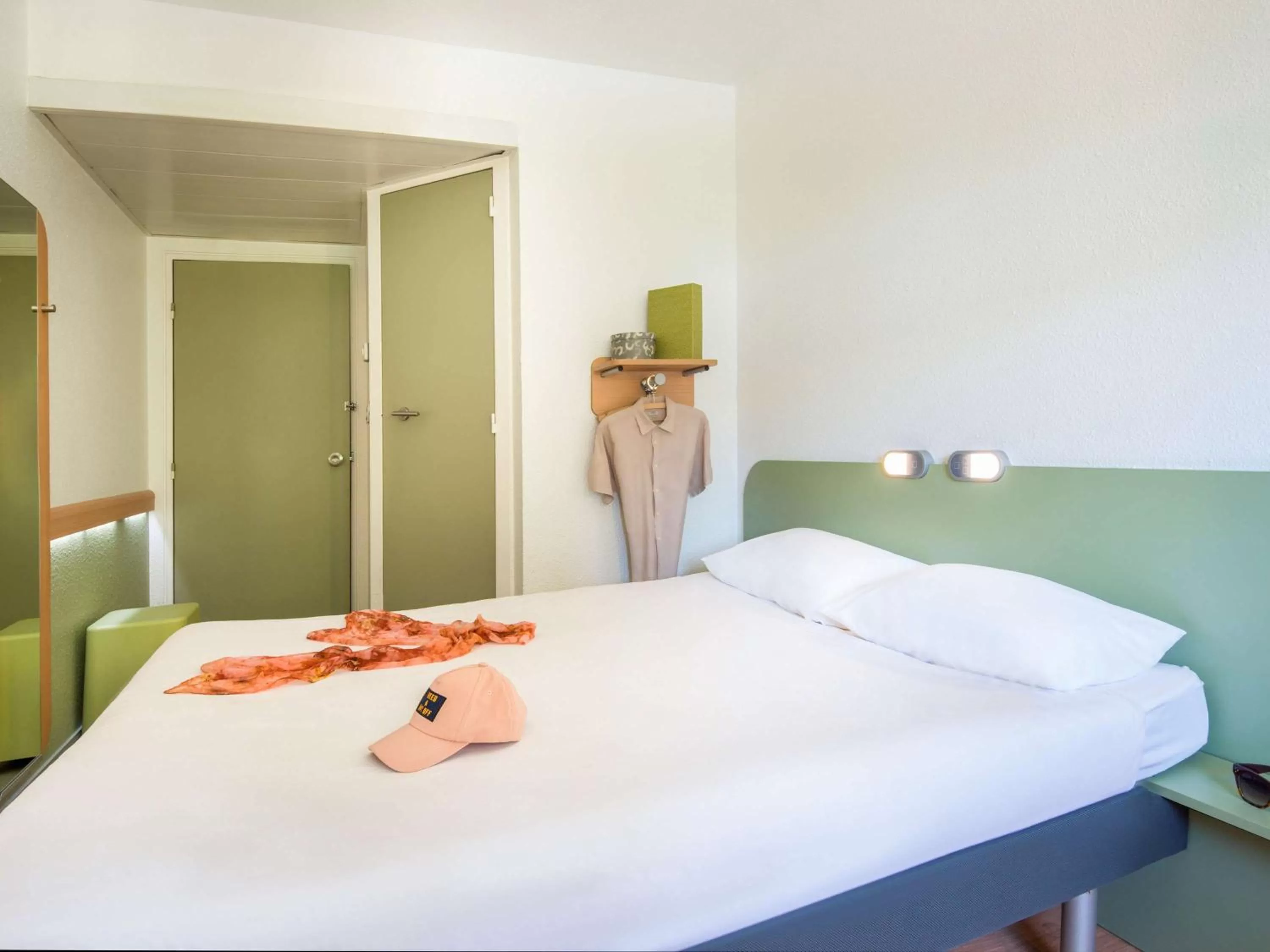 Photo of the whole room, Bed in IBIS Budget Aix en Provence Est Le Canet