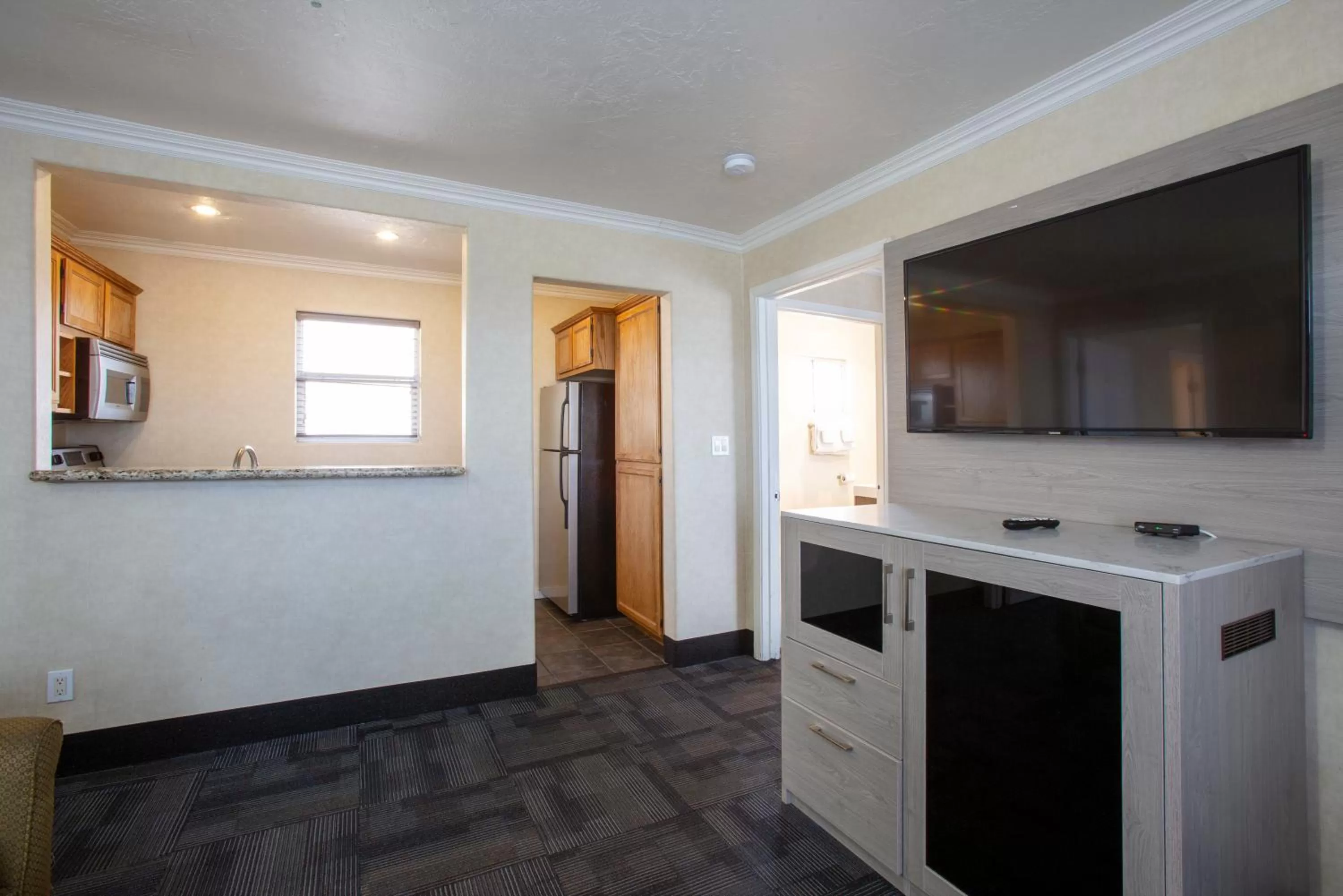 TV and multimedia in Hotel Aspen Flagstaff/ Grand Canyon InnSuites