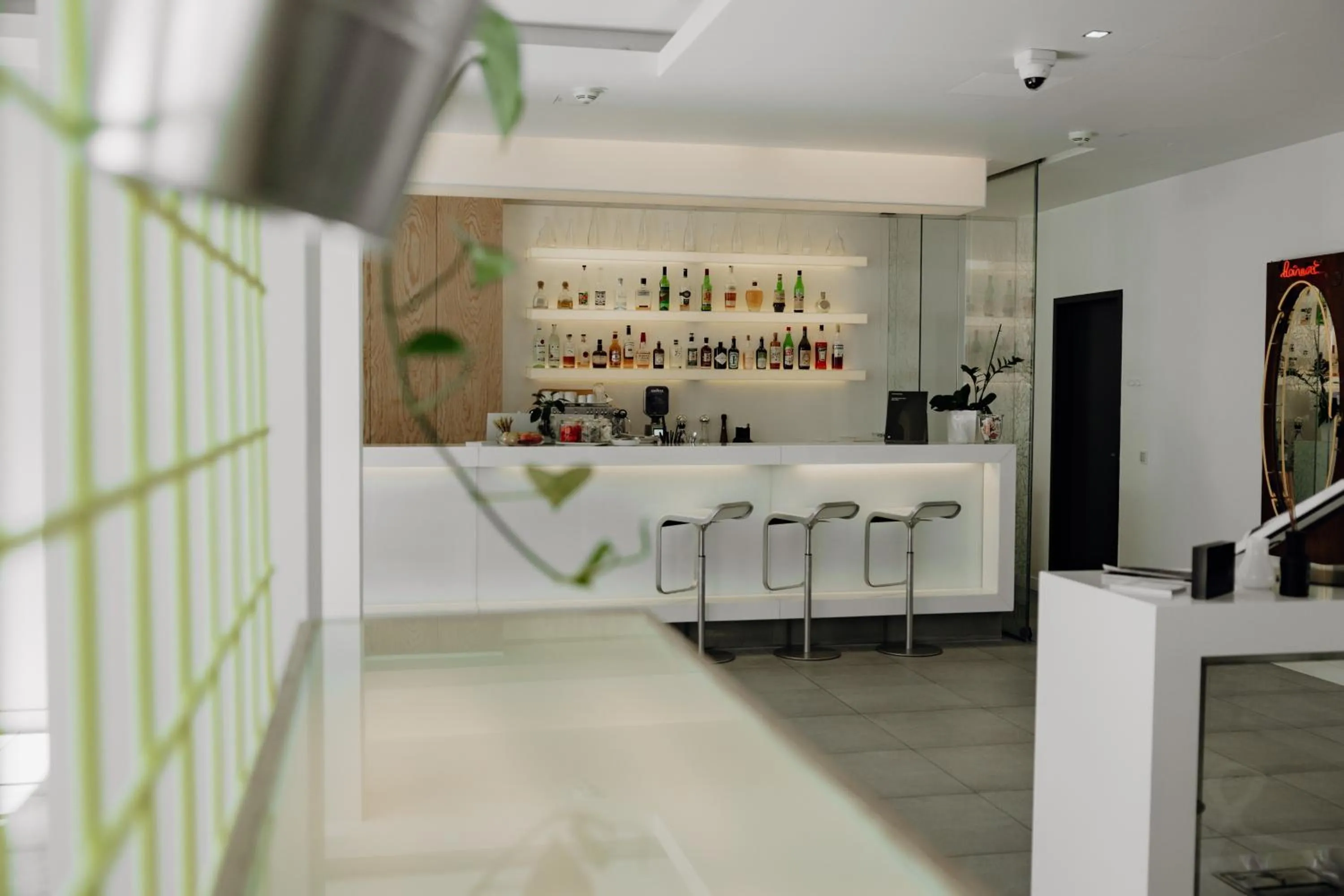 Lounge or bar in The Pure, Frankfurt, a Member of Design Hotels