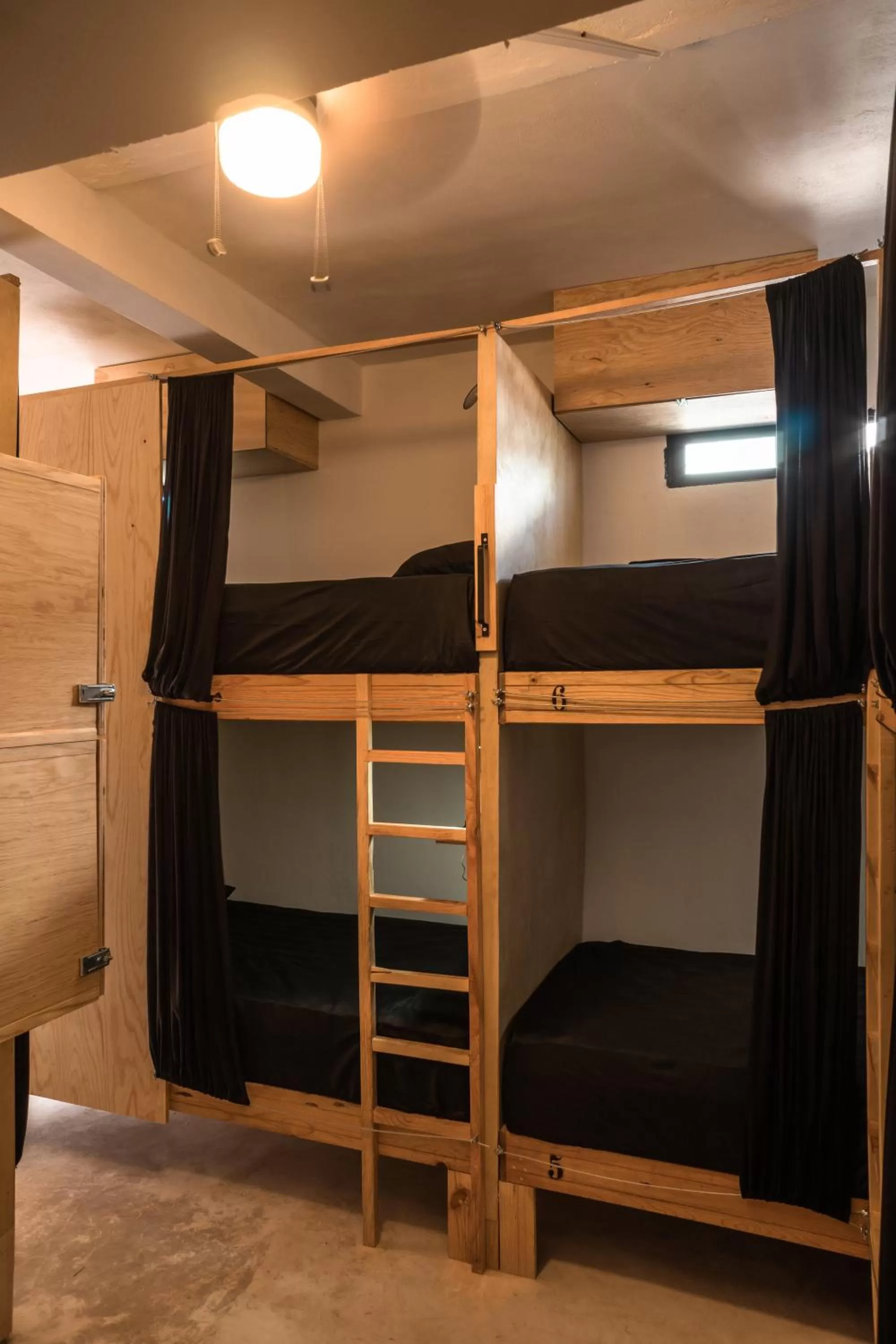 bunk bed in Maui hostel playa del carmen
