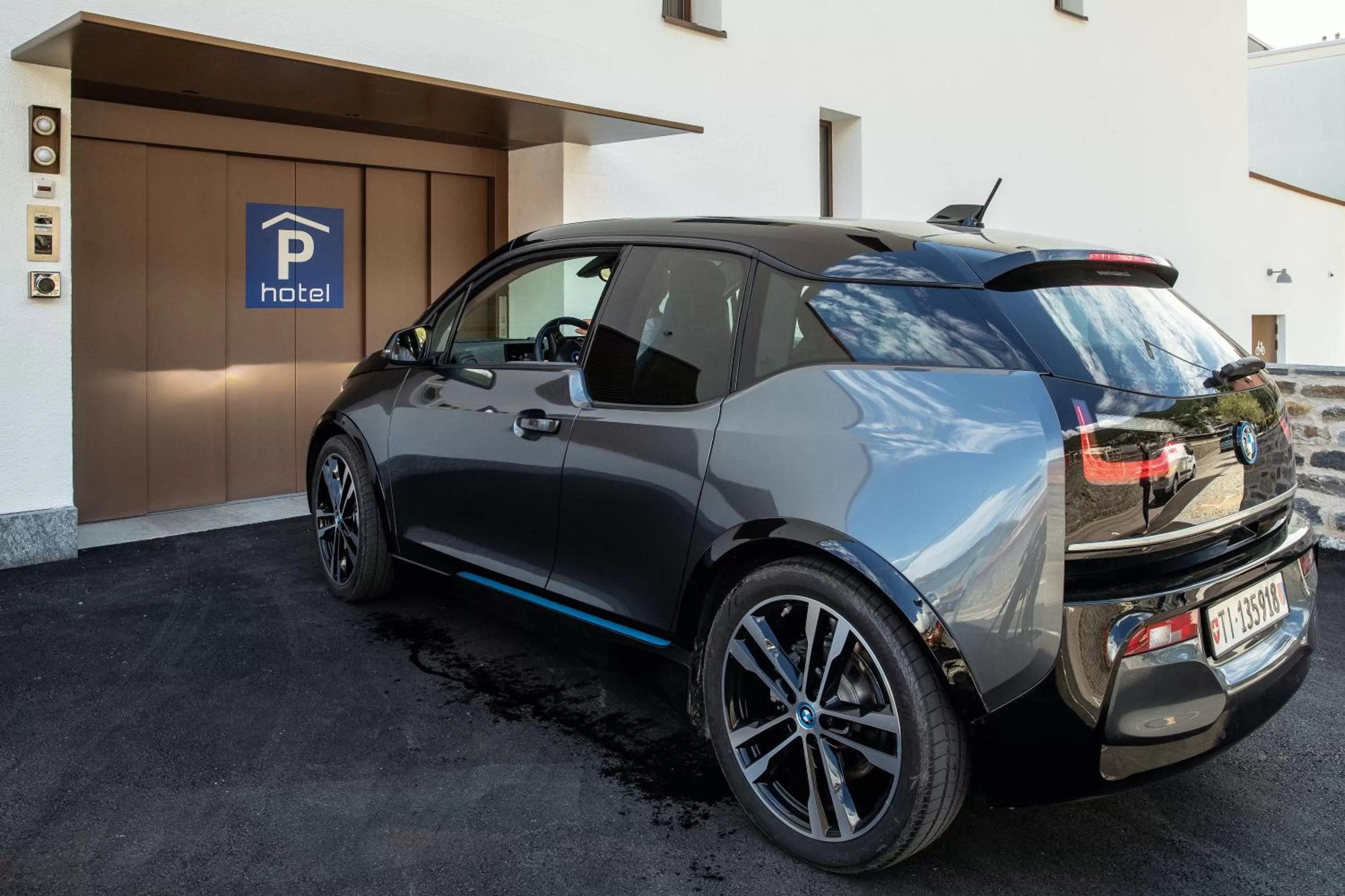 Parking in Hotel Lago Maggiore - Welcome!