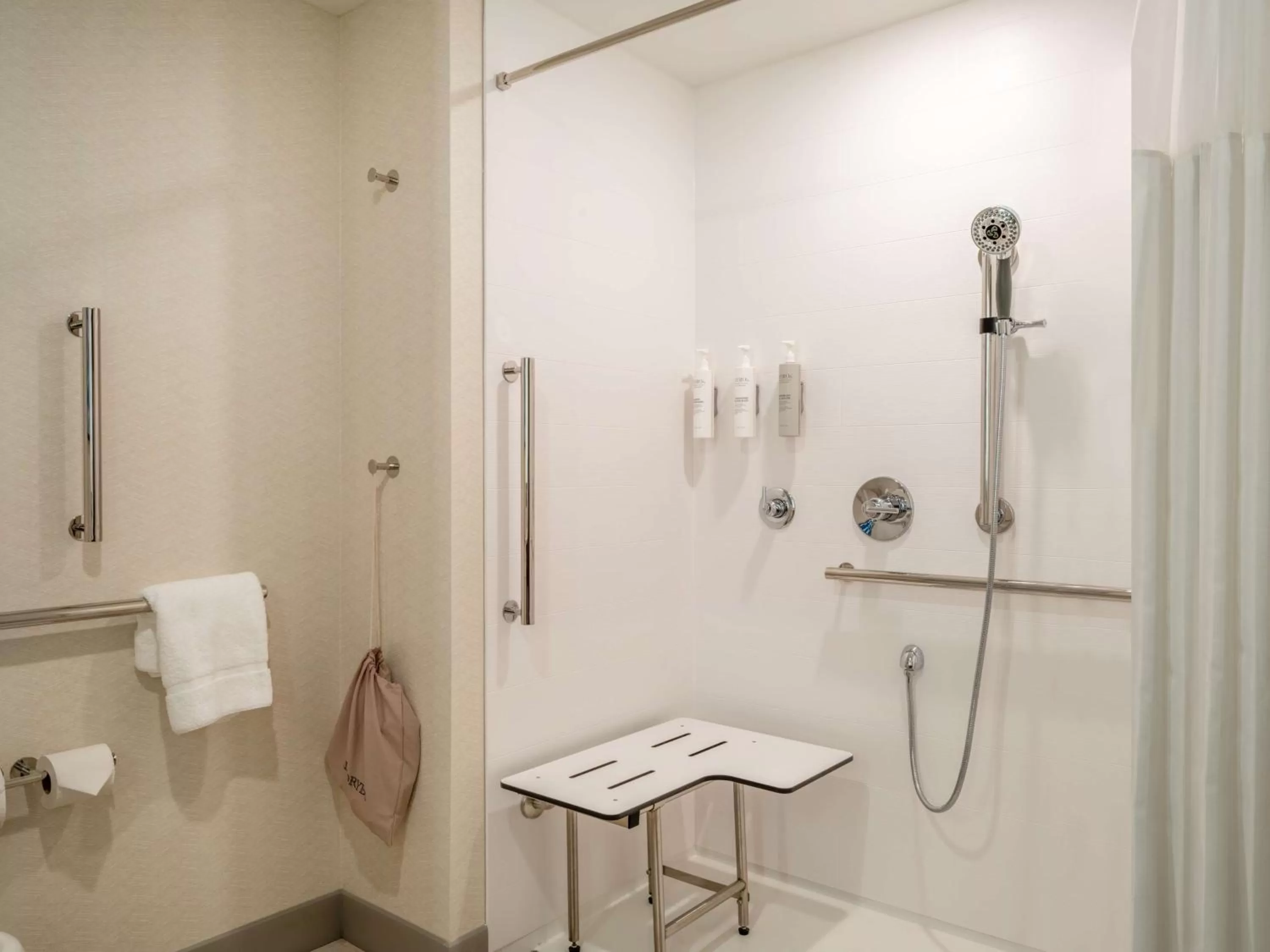 Bathroom in Hilton Garden Inn Jeffersonville, In