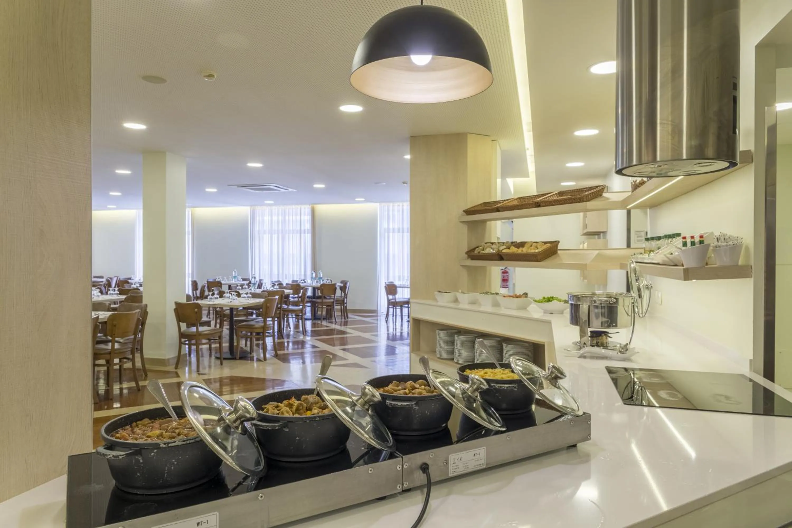 Restaurant/places to eat in Hotel Cinquentenario & Conference Center