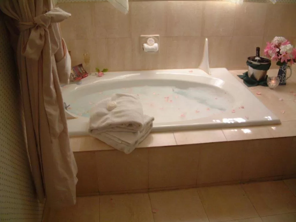 Bath in Mendocino Hotel & Garden