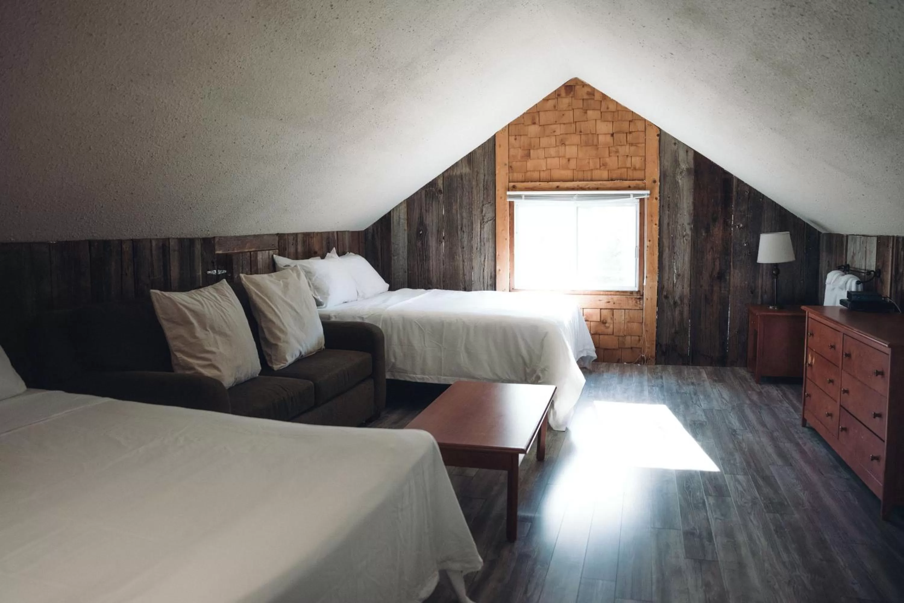 Bed in Le Montagnard, Auberge Hôtel & Chalets