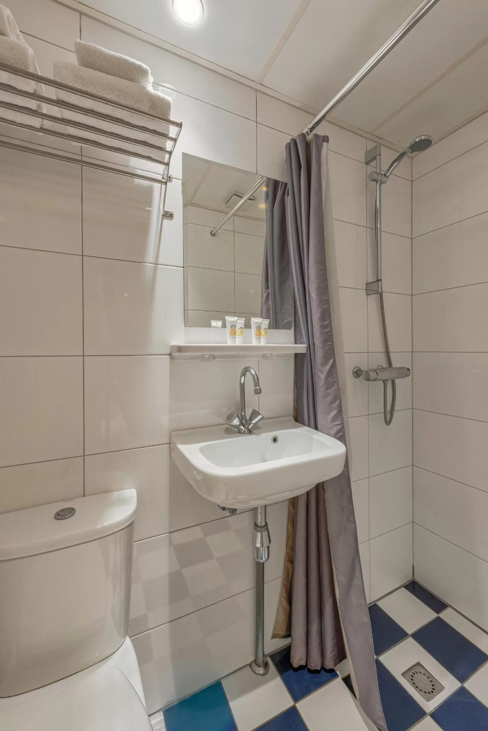 Shower, Bathroom in Hotel De Gerstekorrel