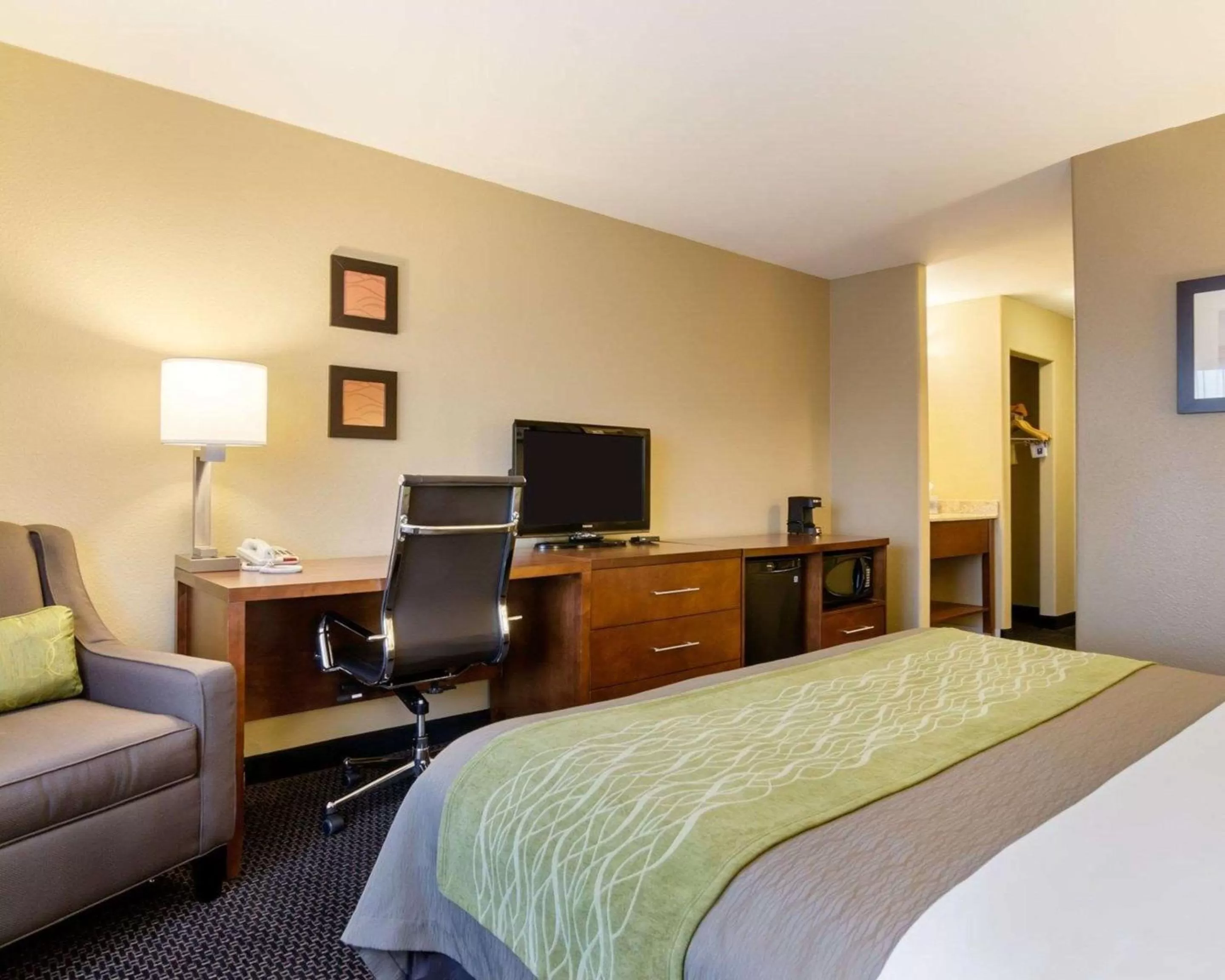 Photo of the whole room, Bed in Comfort Inn Garden City