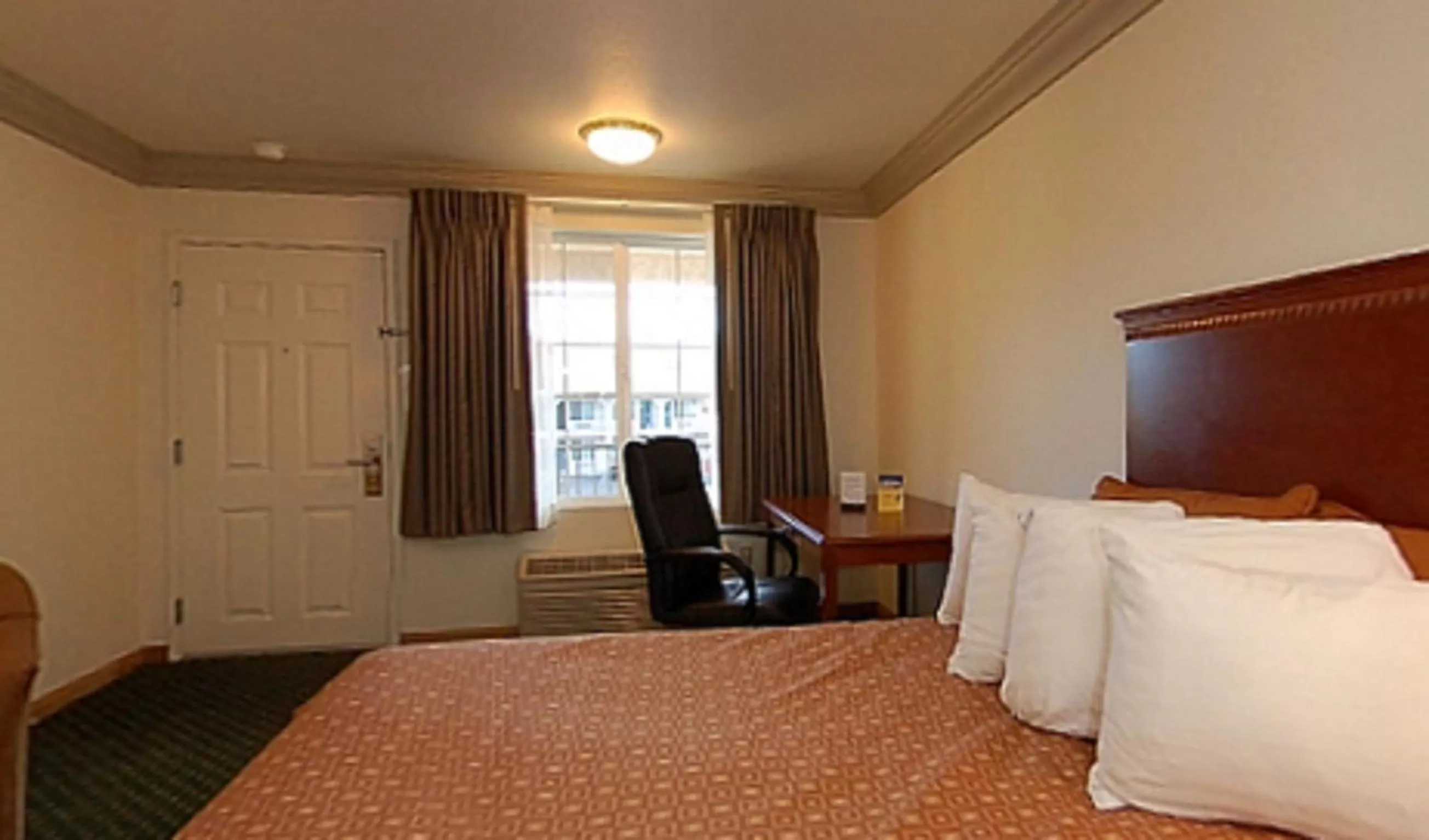 Bed in Cloverdale Wine Country Inn & Suites