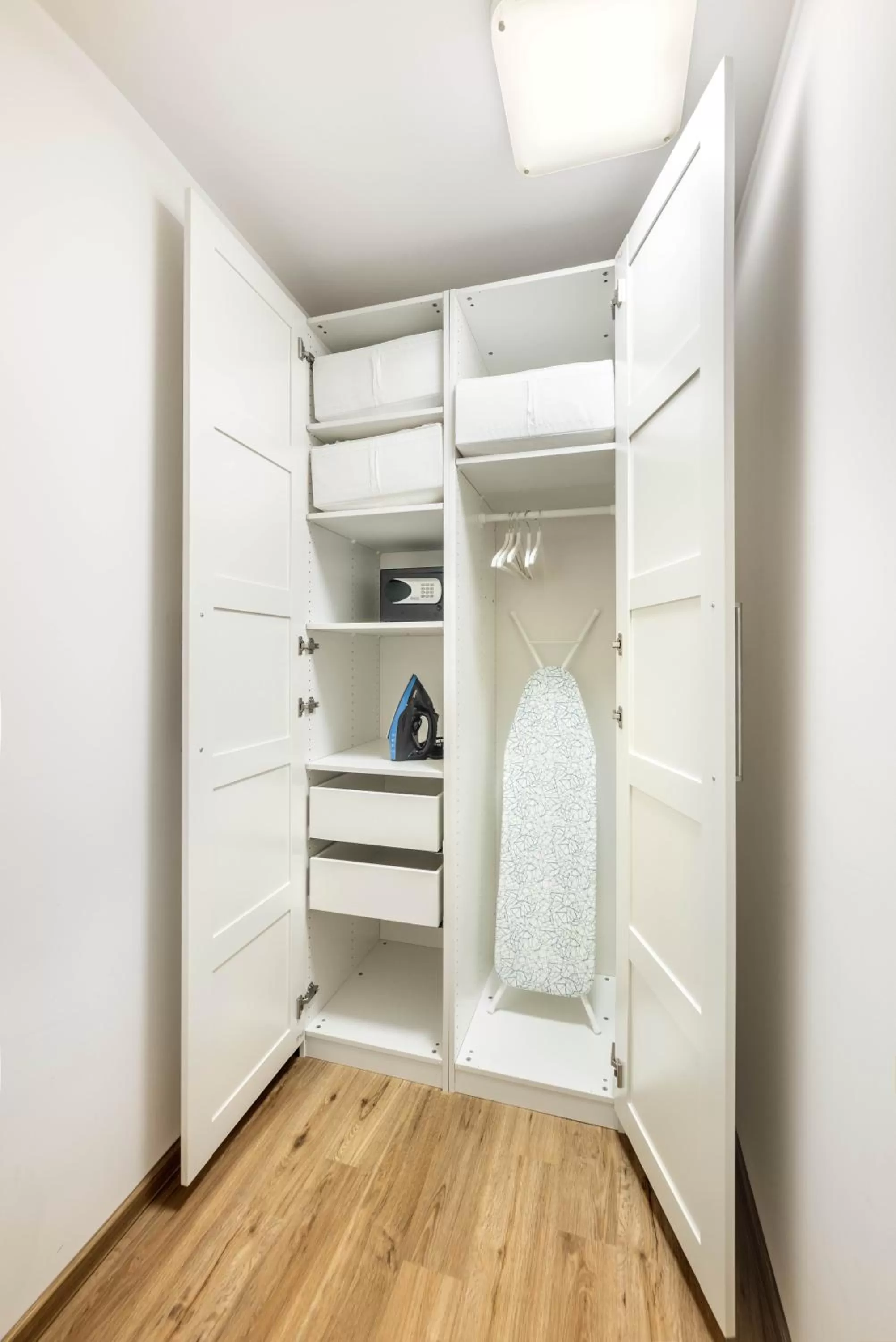 wardrobe in Jimmy's Apartments Lory