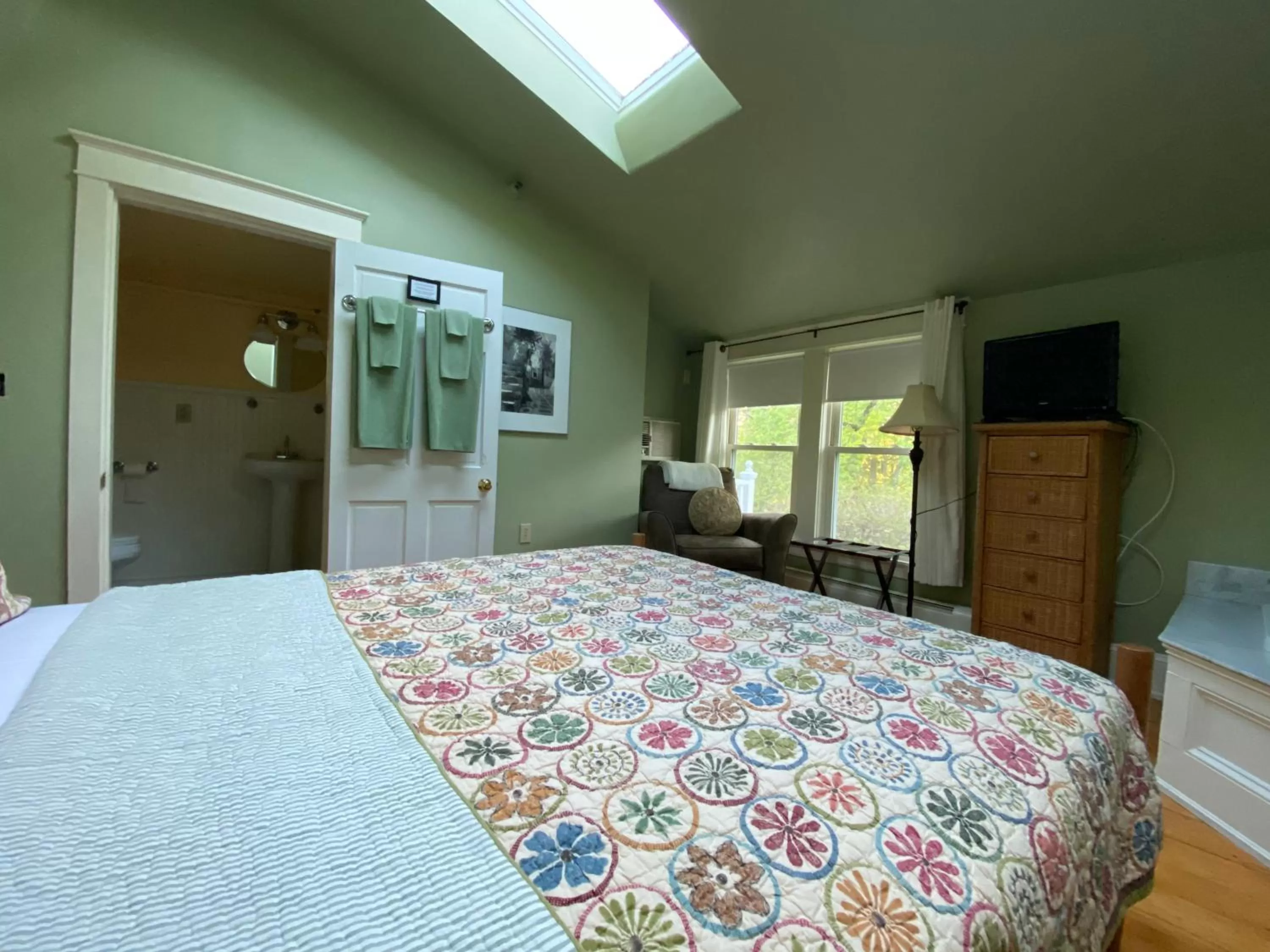 Deluxe Queen Room in James Place Inn Bed and Breakfast