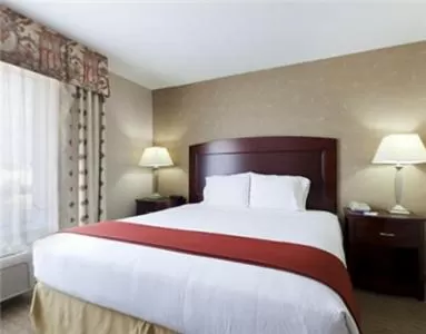 Bed in Holiday Inn Express & Suites College Station by IHG