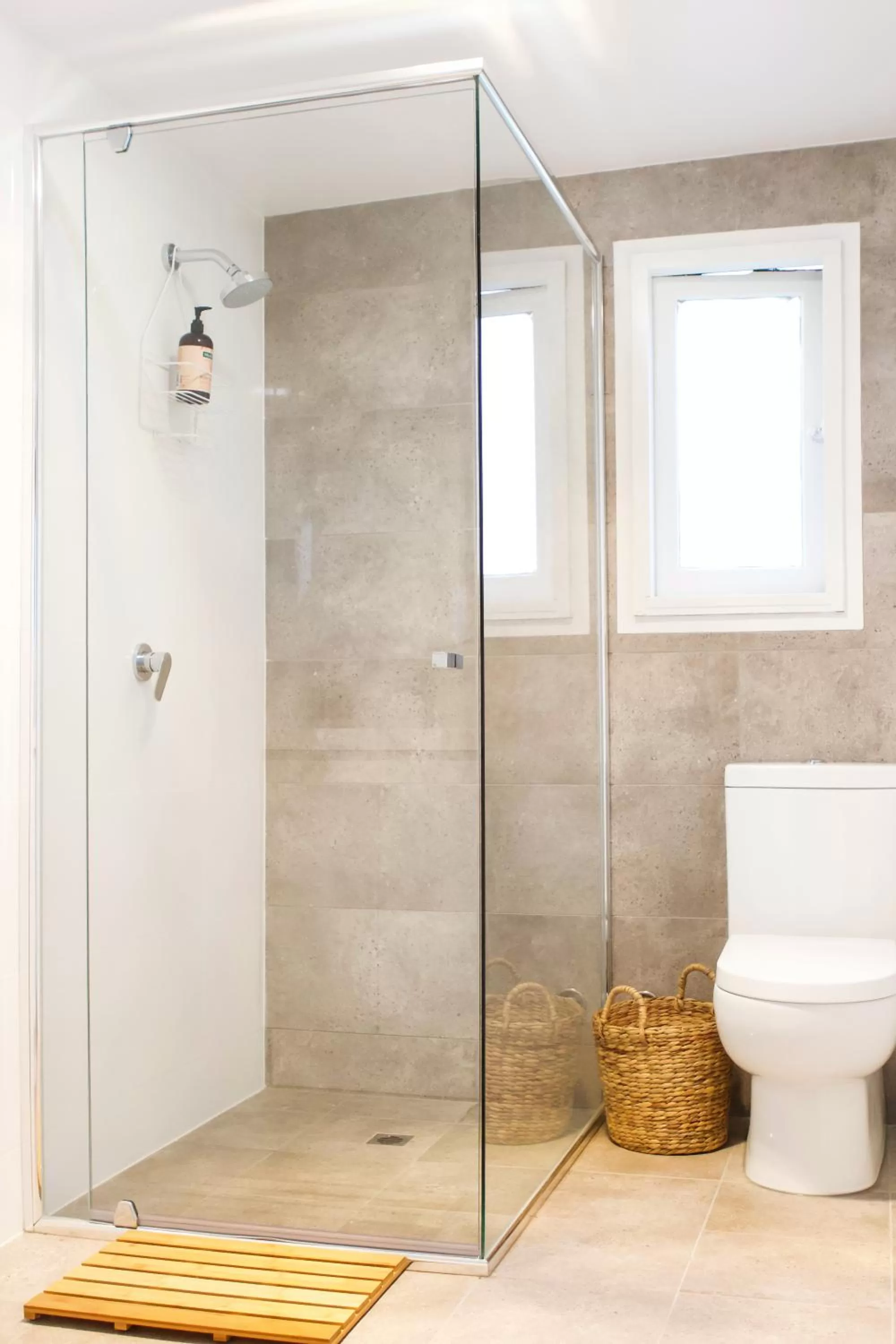 Shower in Robertson Public House and Kitchen