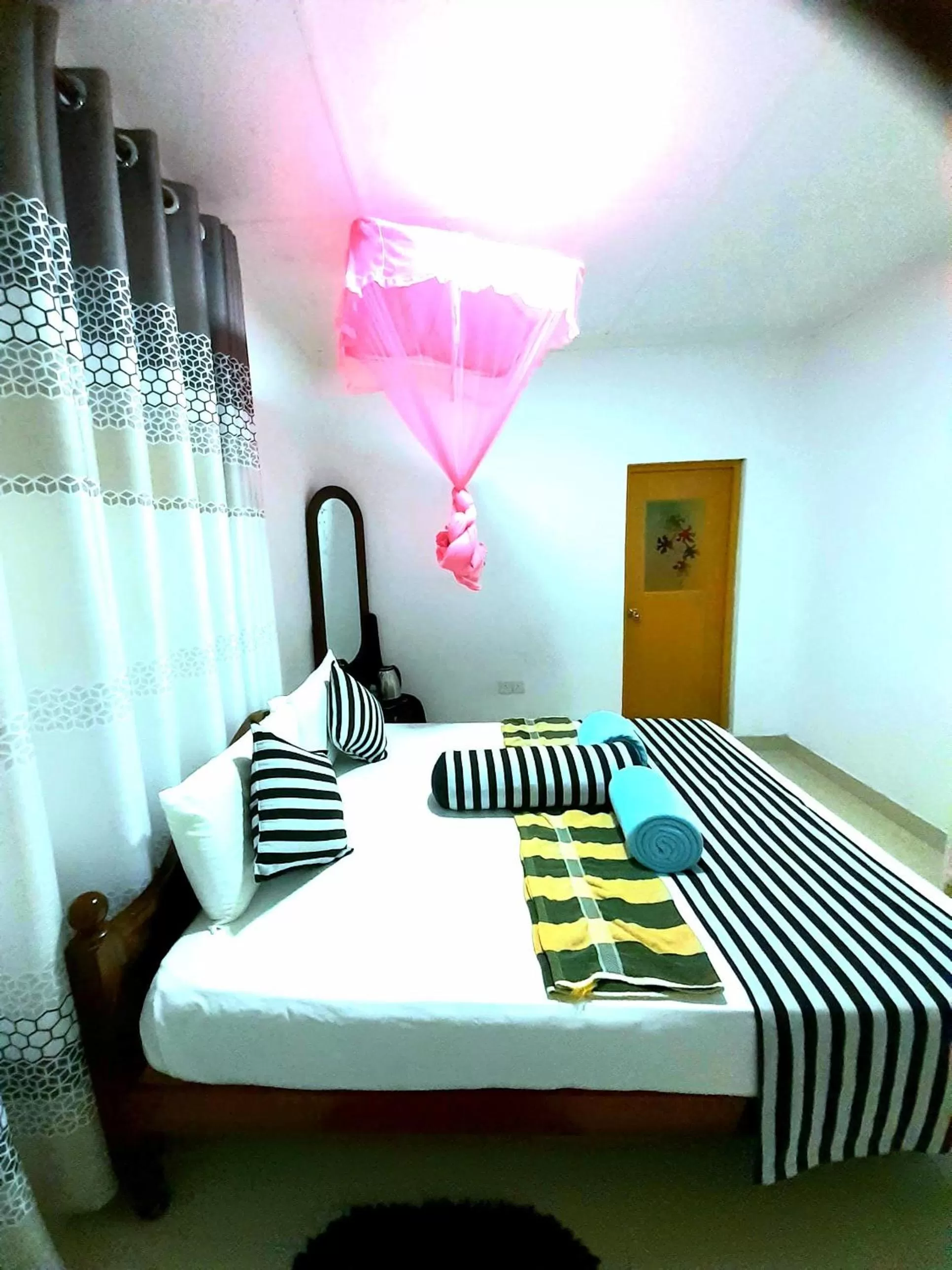 Bedroom, Bed in Green Lantern Inn