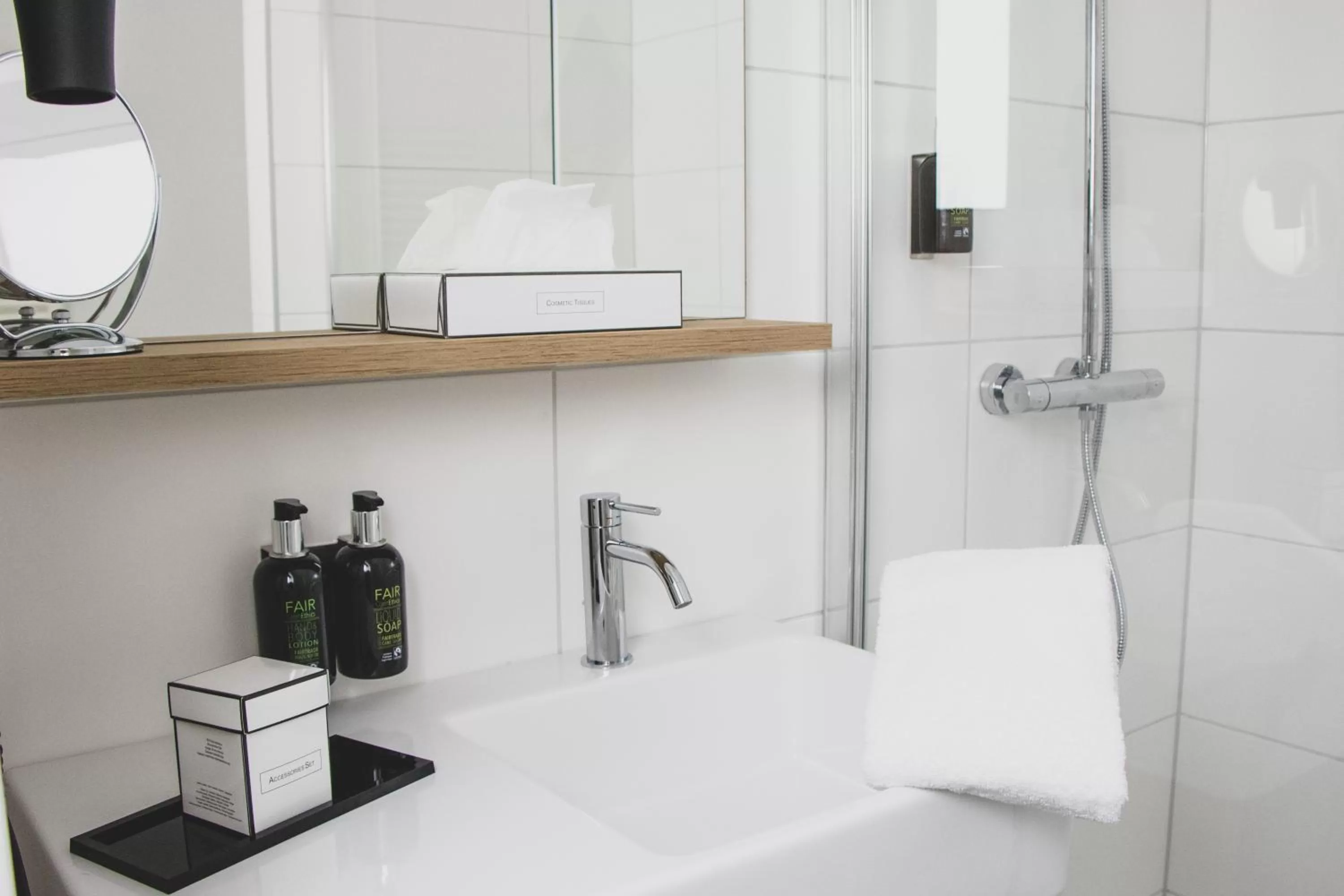 Photo of the whole room, Bathroom in EDELMANNs Hotel