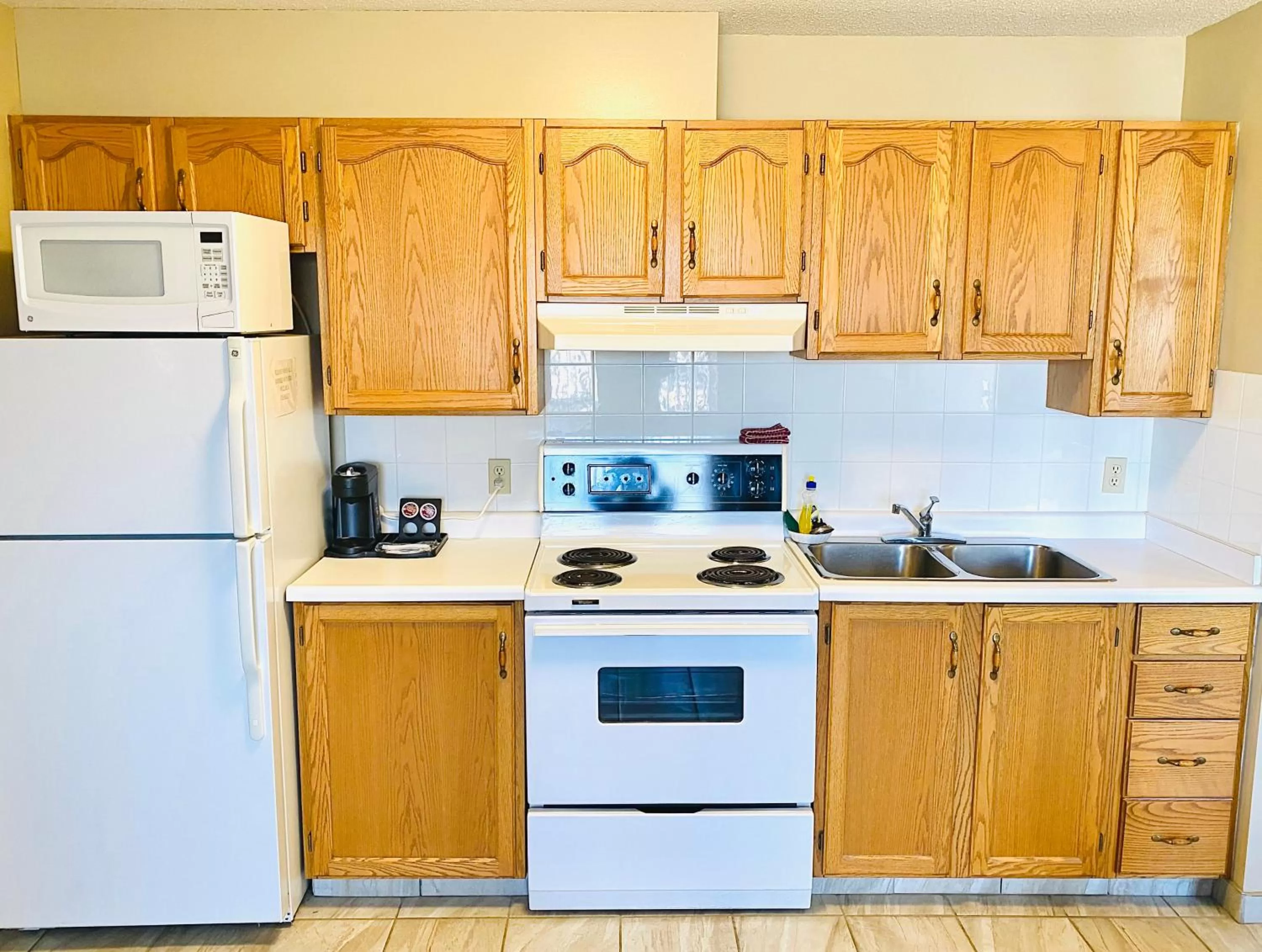 Kitchen/Kitchenette in Twilight Country Motel