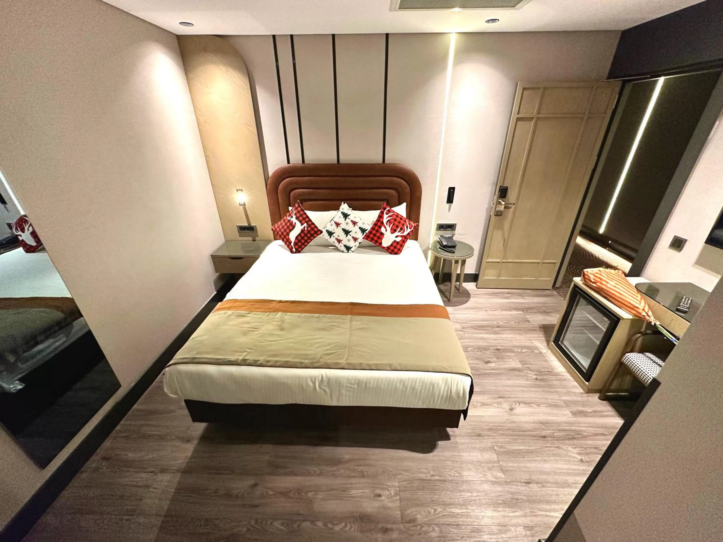 Photo of the whole room, Bed in Edition Old City Hotel