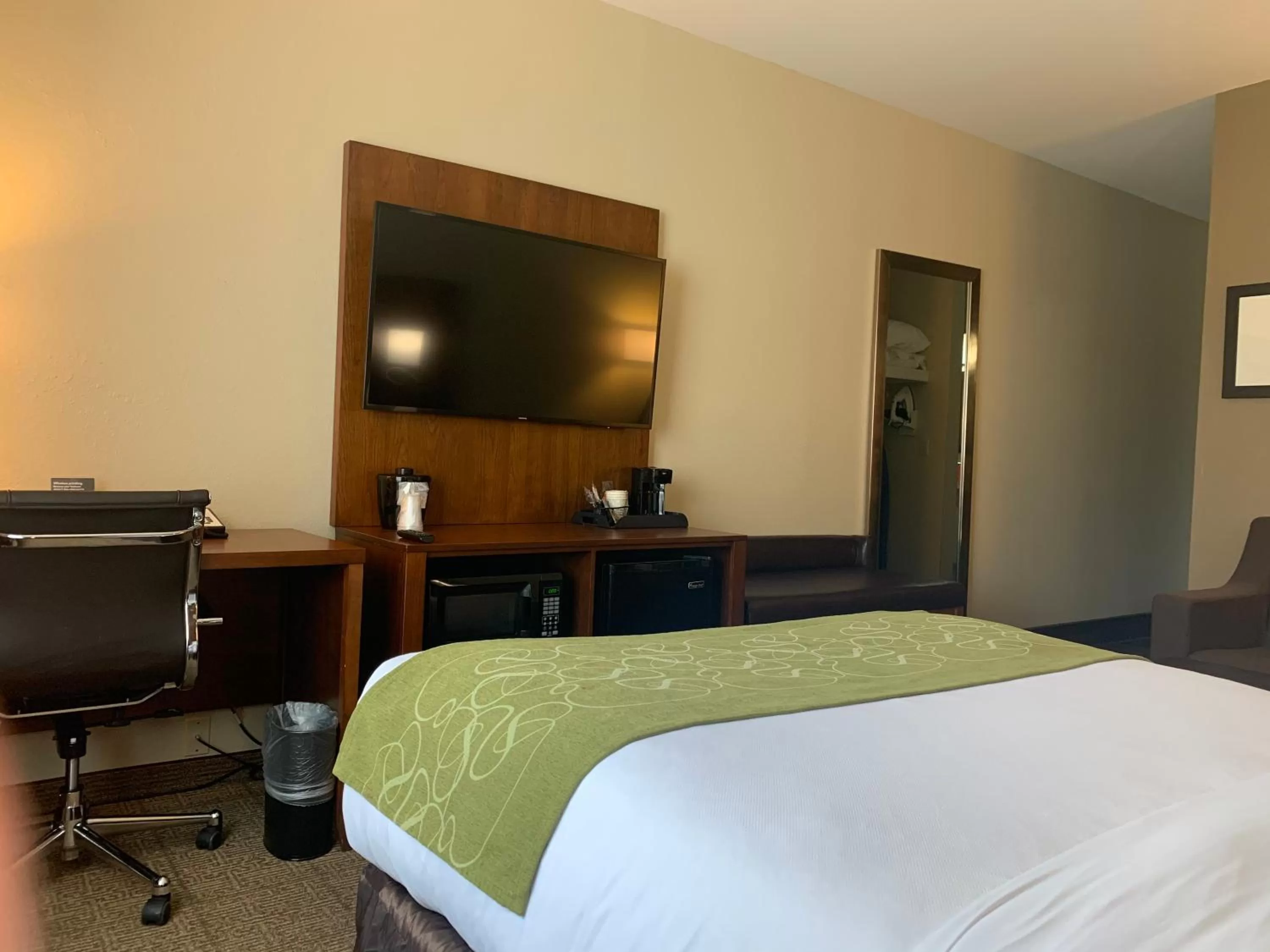 Photo of the whole room, Bed in Comfort Suites Peoria I-74