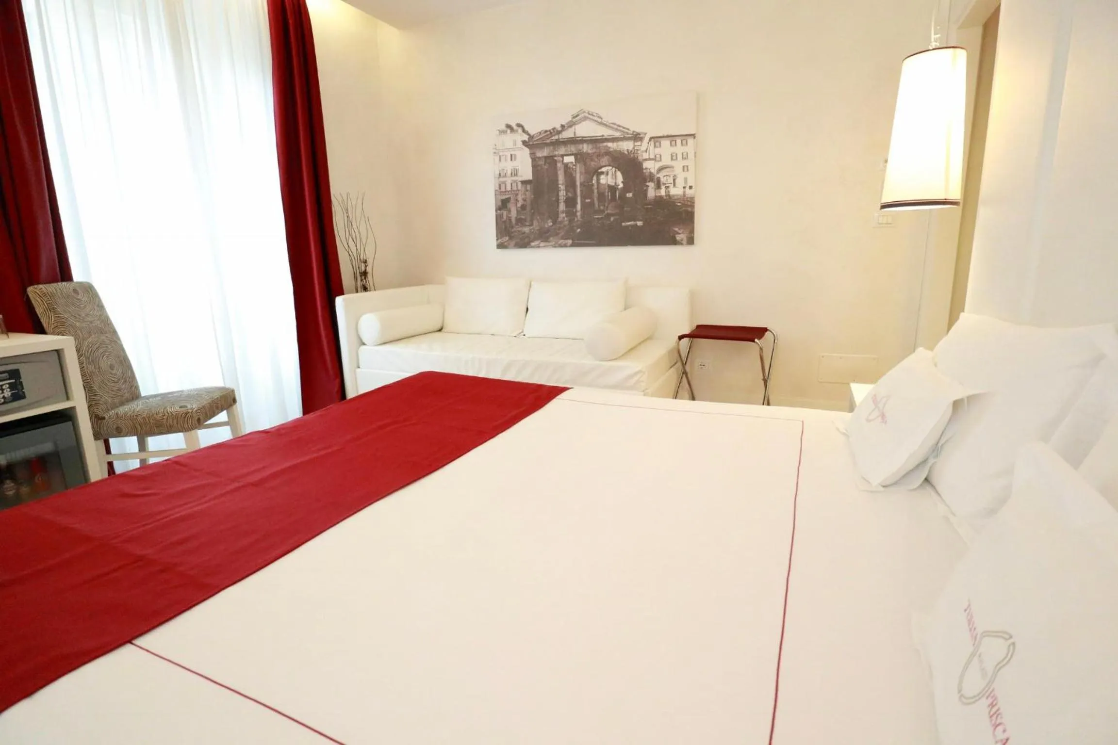Photo of the whole room, Bed in Tullia&Prisca Relais