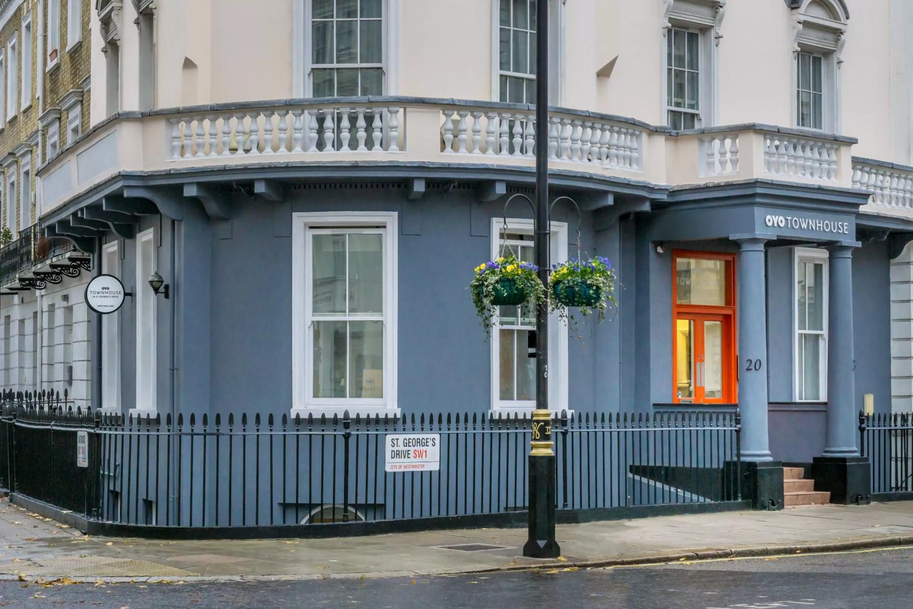 Facade/entrance in OYO Townhouse New England, London Victoria