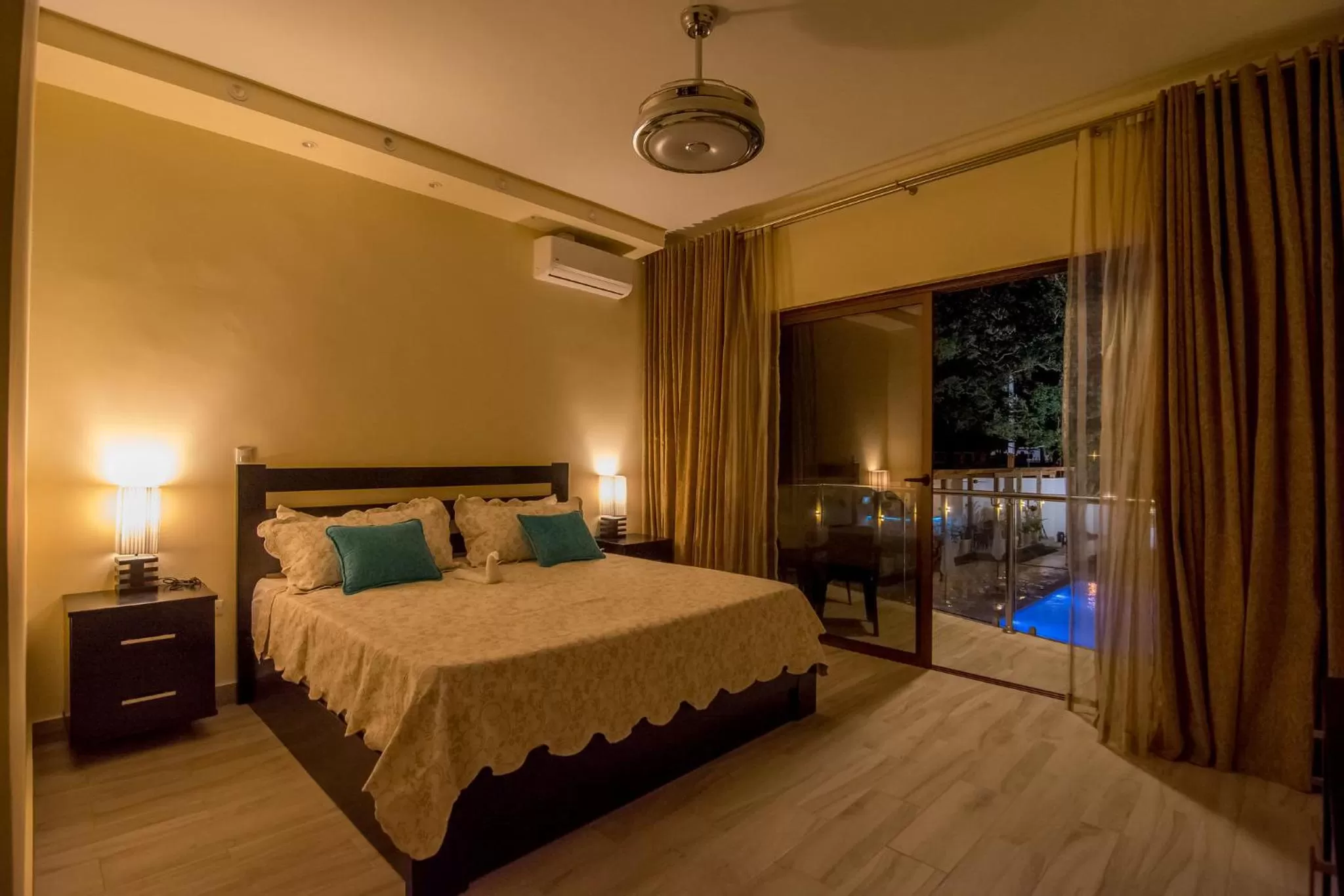 Photo of the whole room, Bed in Caribbean Diamond Boutique Hotel