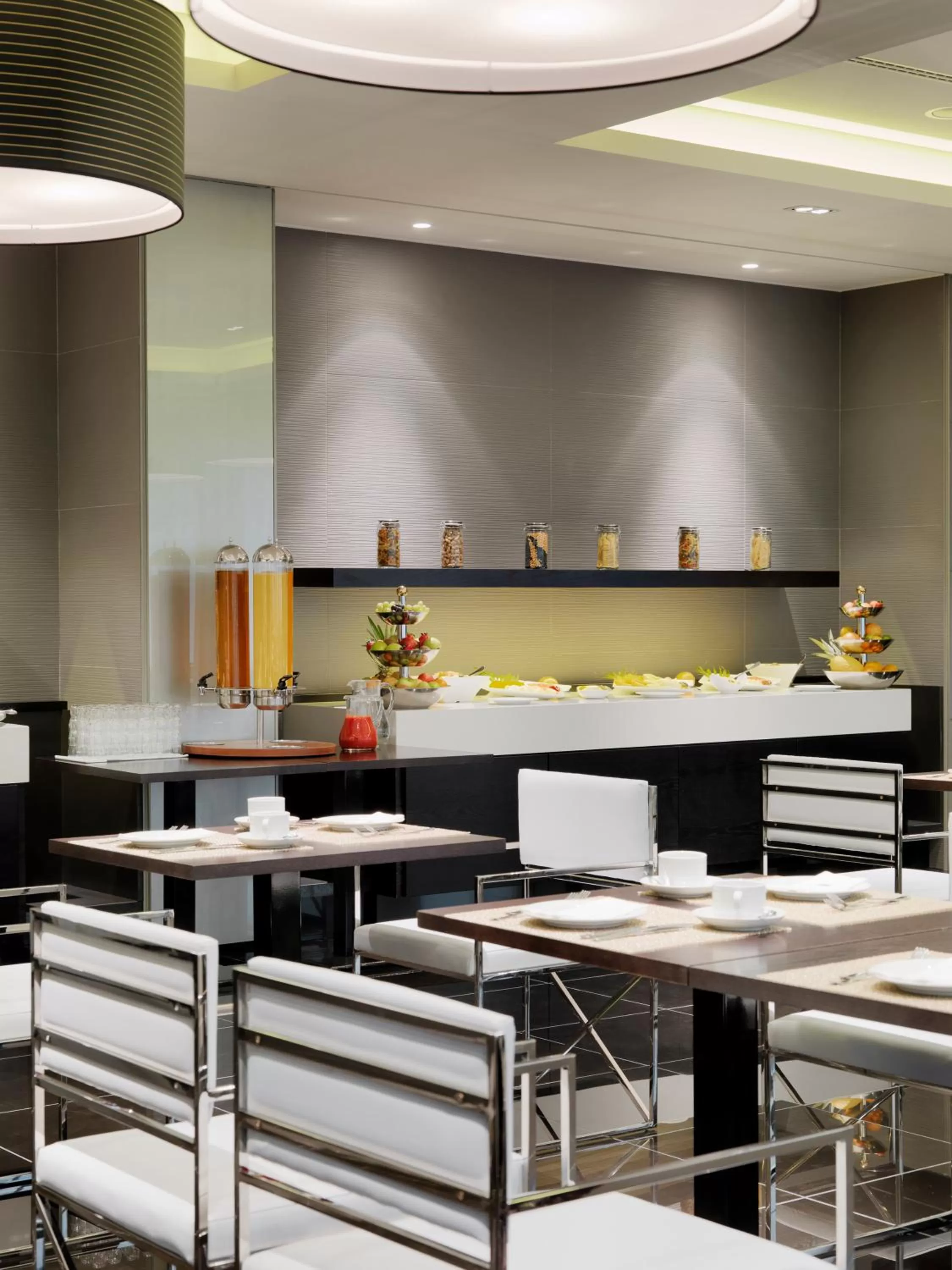 Restaurant/places to eat in H10 Berlin Ku'Damm