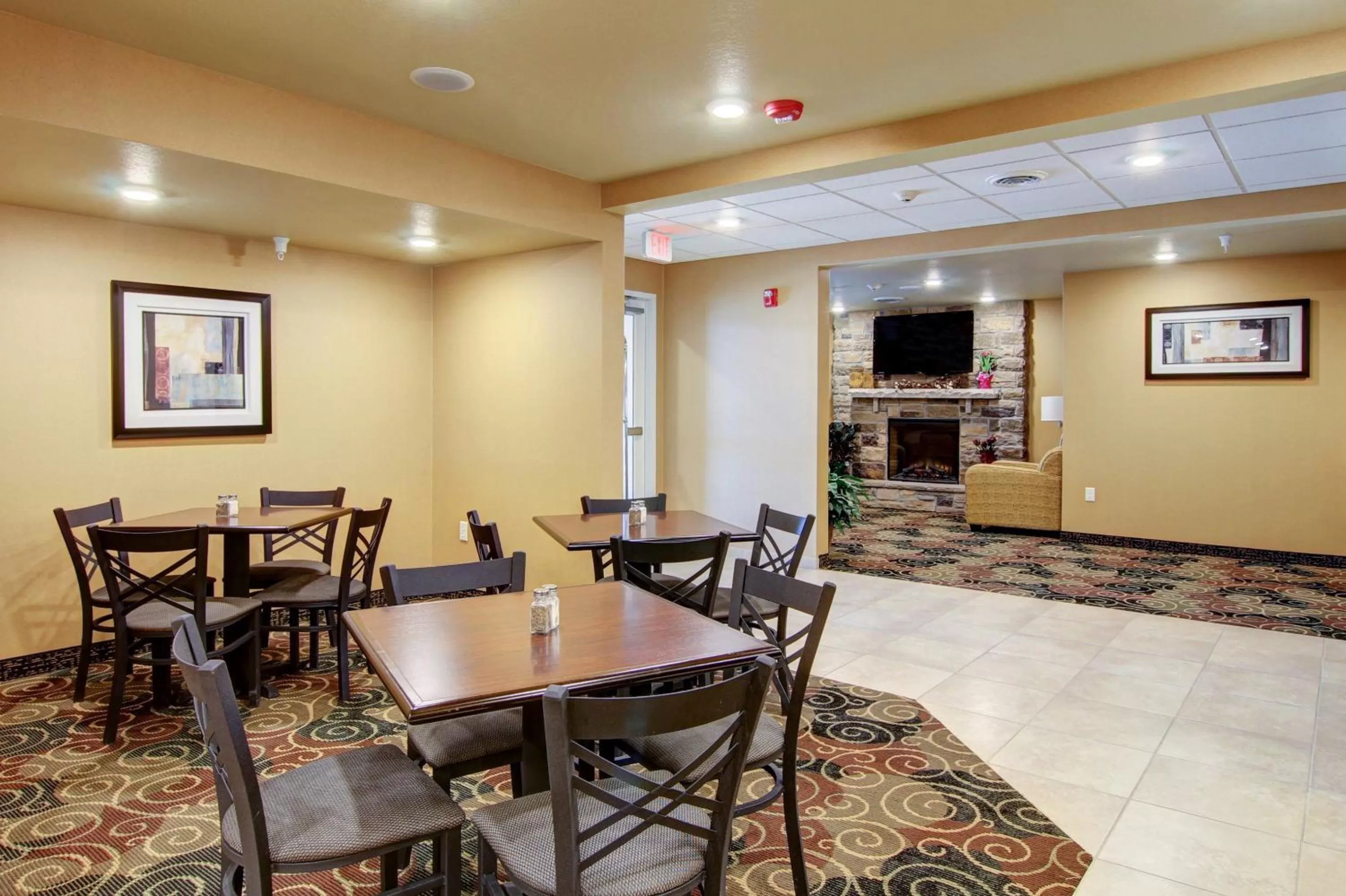 Communal lounge/ TV room in Cobblestone Inn & Suites Steele