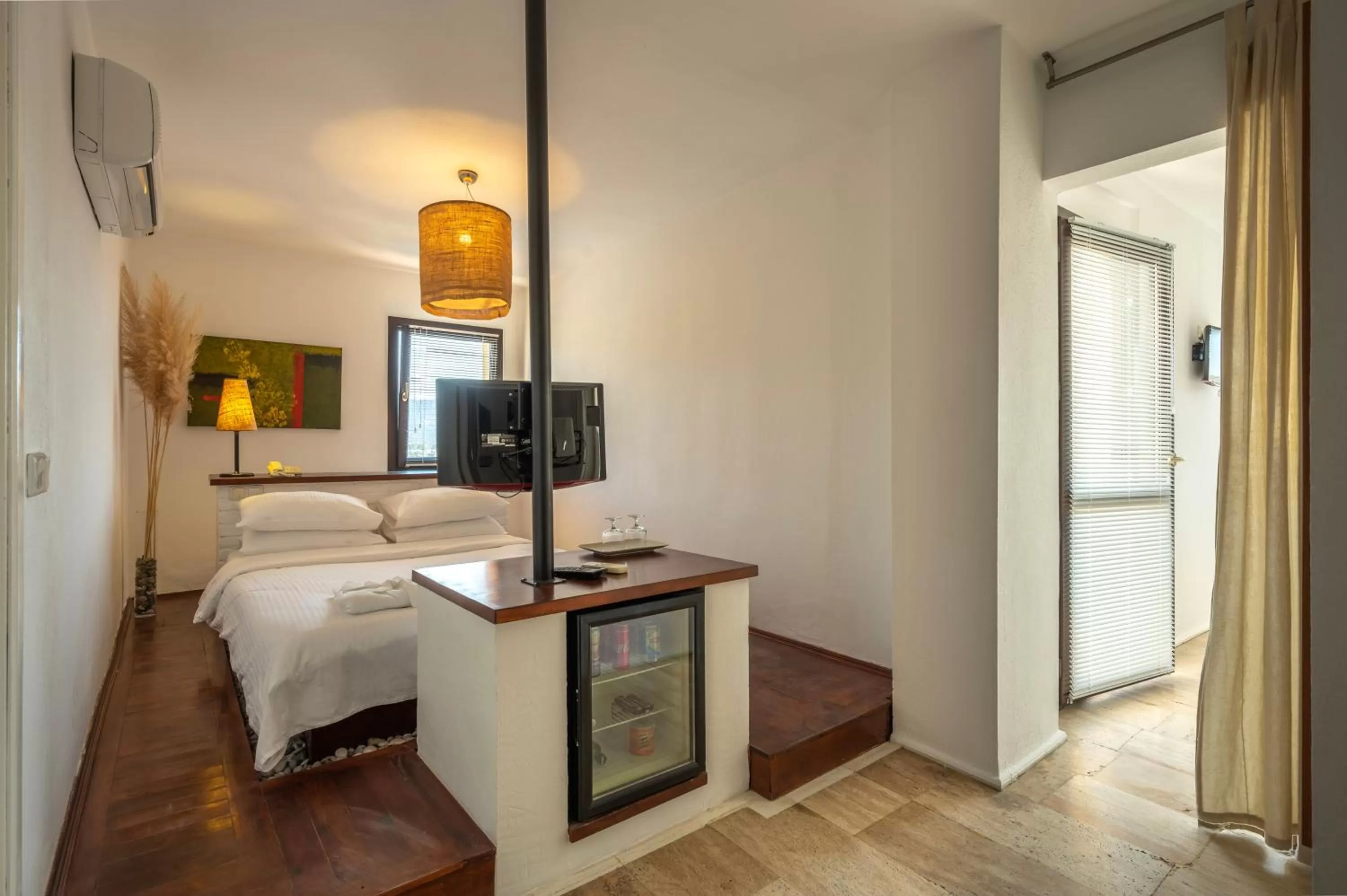 Bedroom, TV/Entertainment Center in 4reasons hotel + bistro | 12+