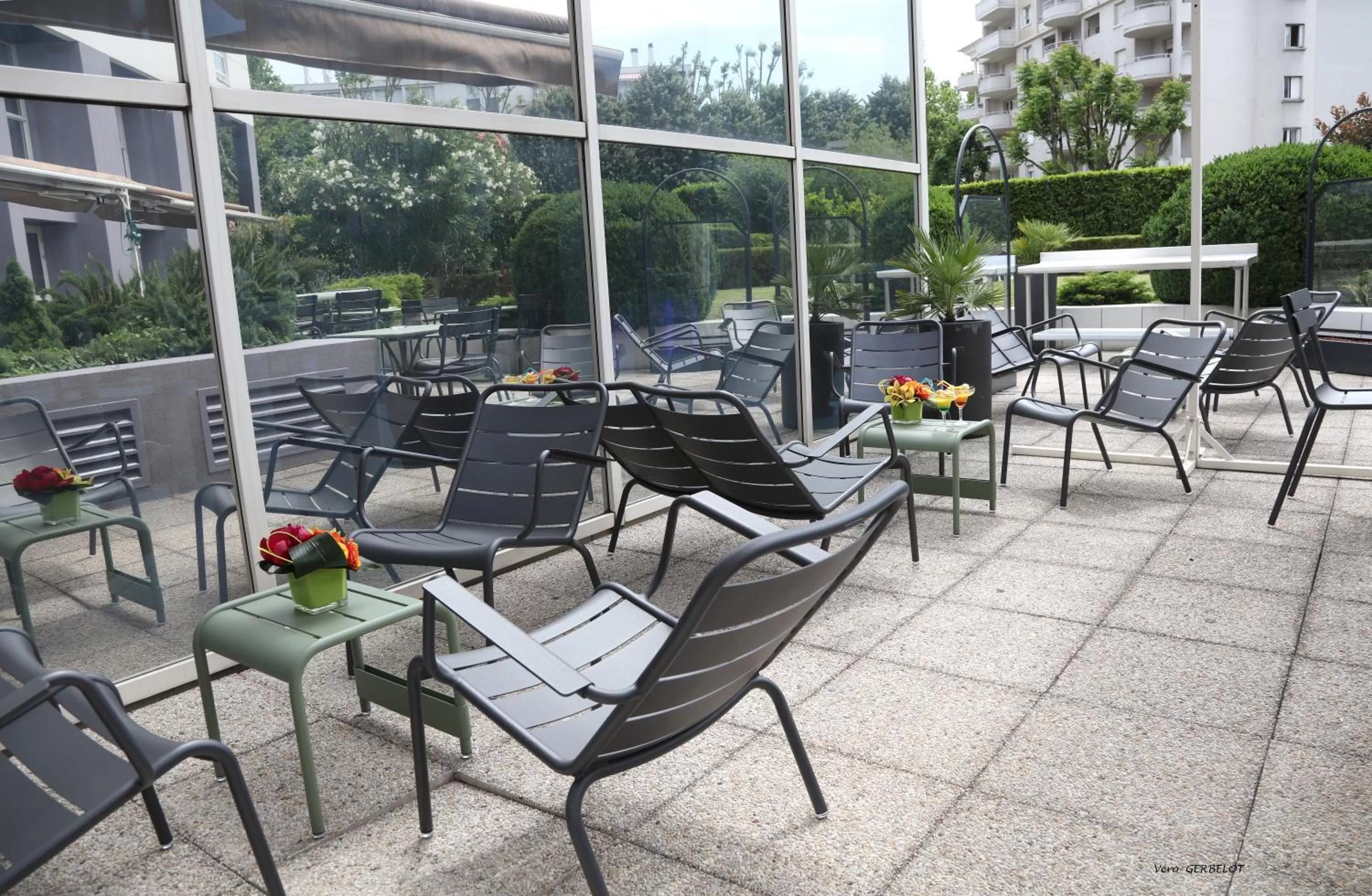 Patio in Mercure Grenoble Centre Porte des Alpes