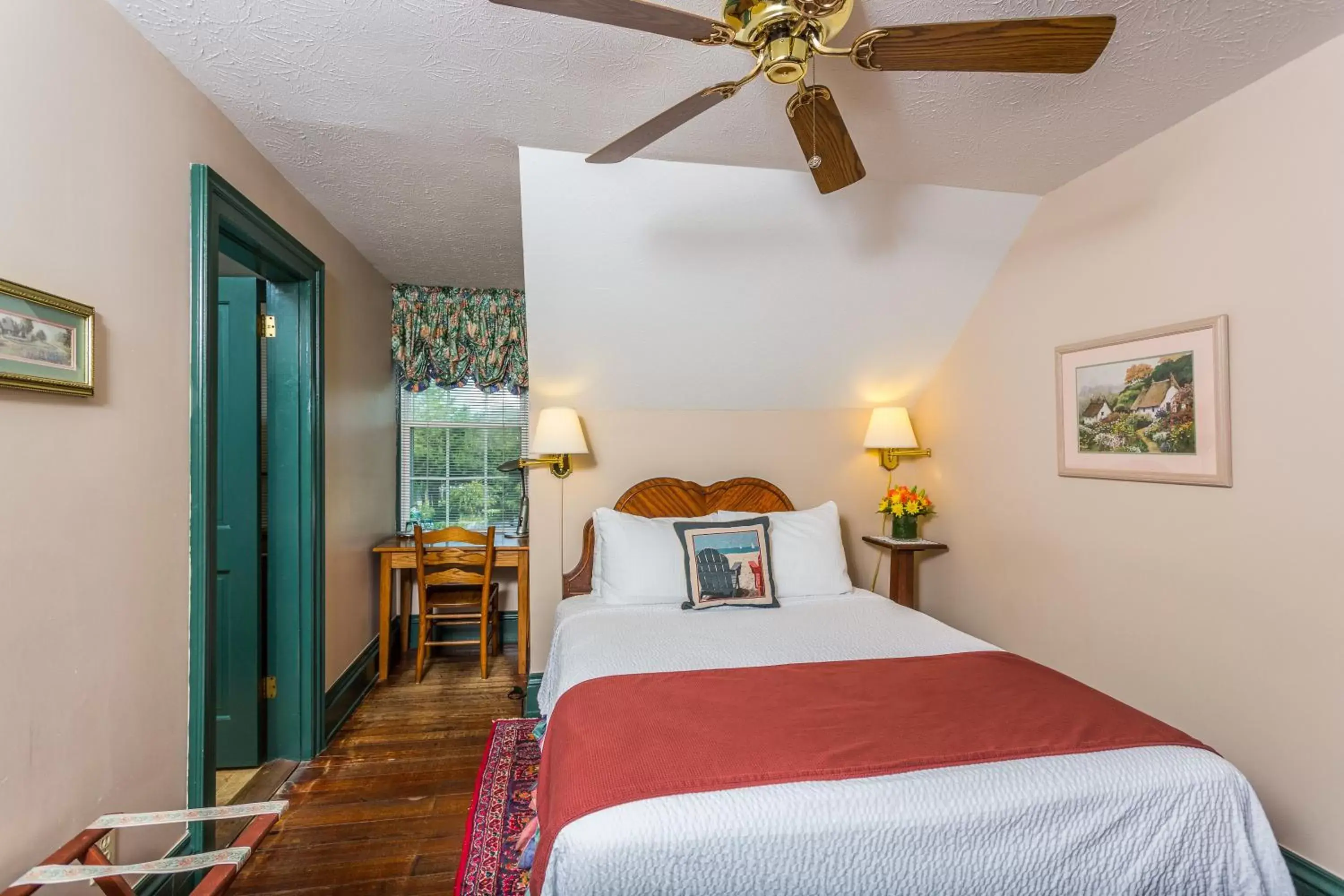 Queen Room - Room 302 in Spencer House Inn Queen Room - Room 302 in Spencer House Inn