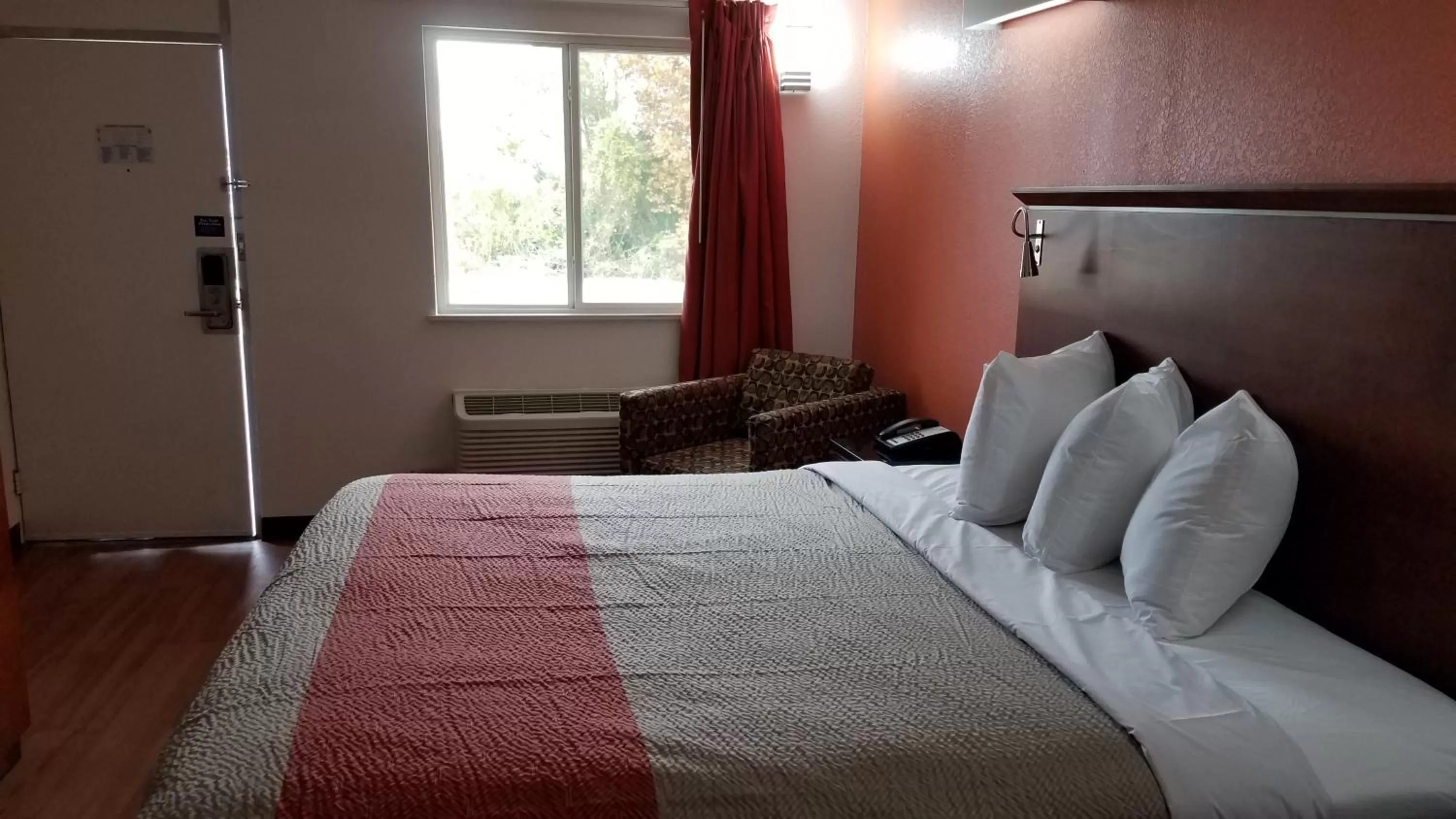 Bed in Motel 6-Alma, AR