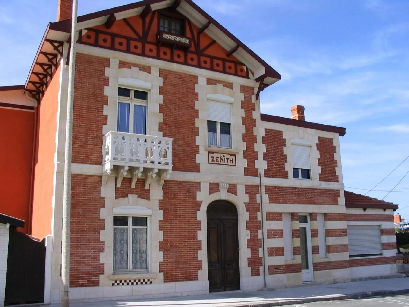 Facade/entrance, Property Building in VILLA ZENITH Hostel - LA MAISON