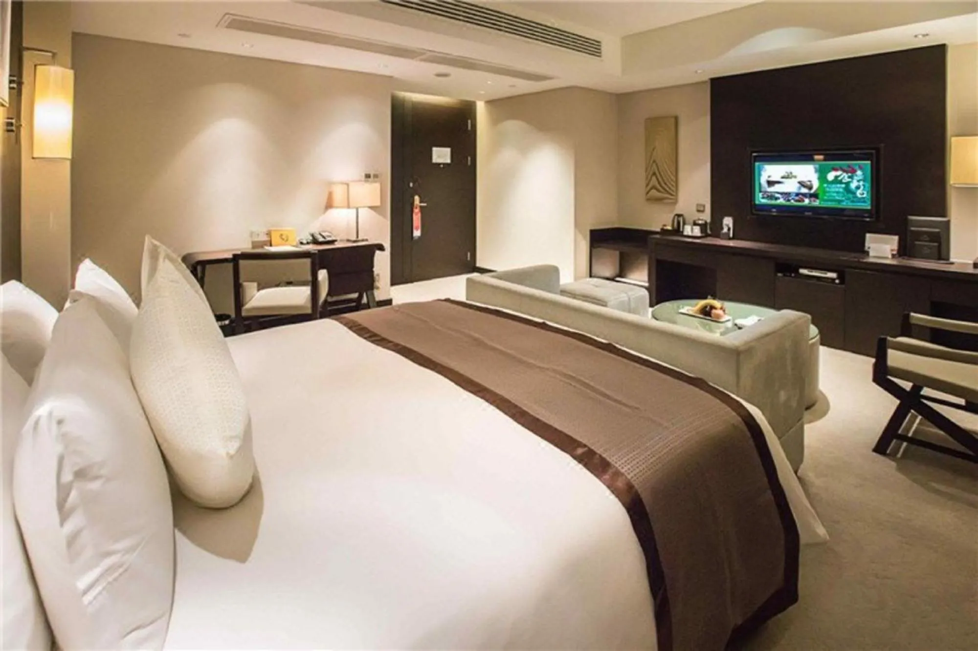 Bed in Howard Johnson IFC Plaza Ningbo