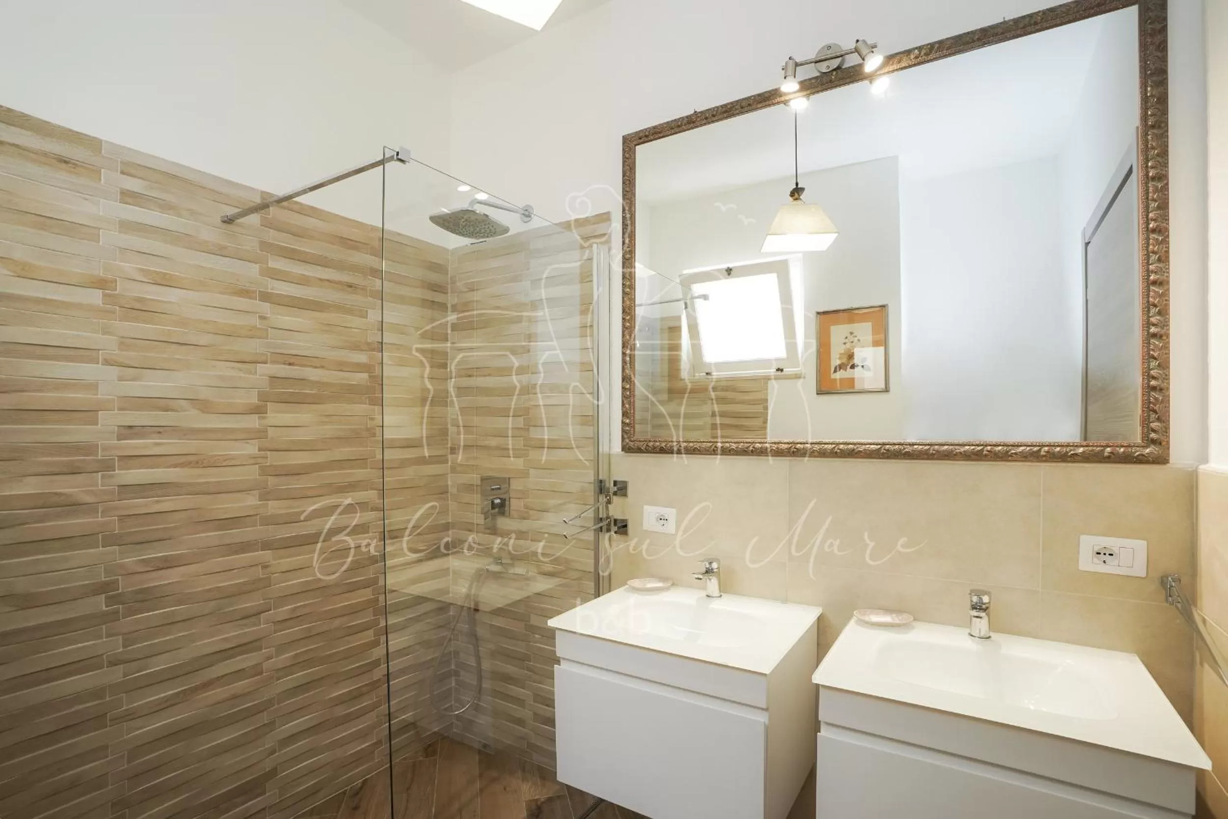 Shower in Balconi sul mare