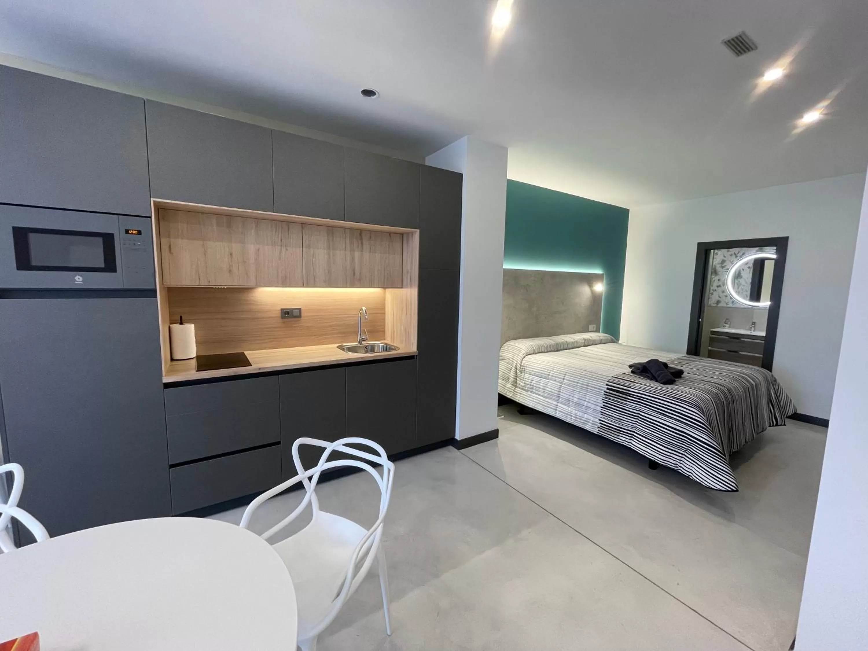 Photo of the whole room, Bed in Aljama Burgos