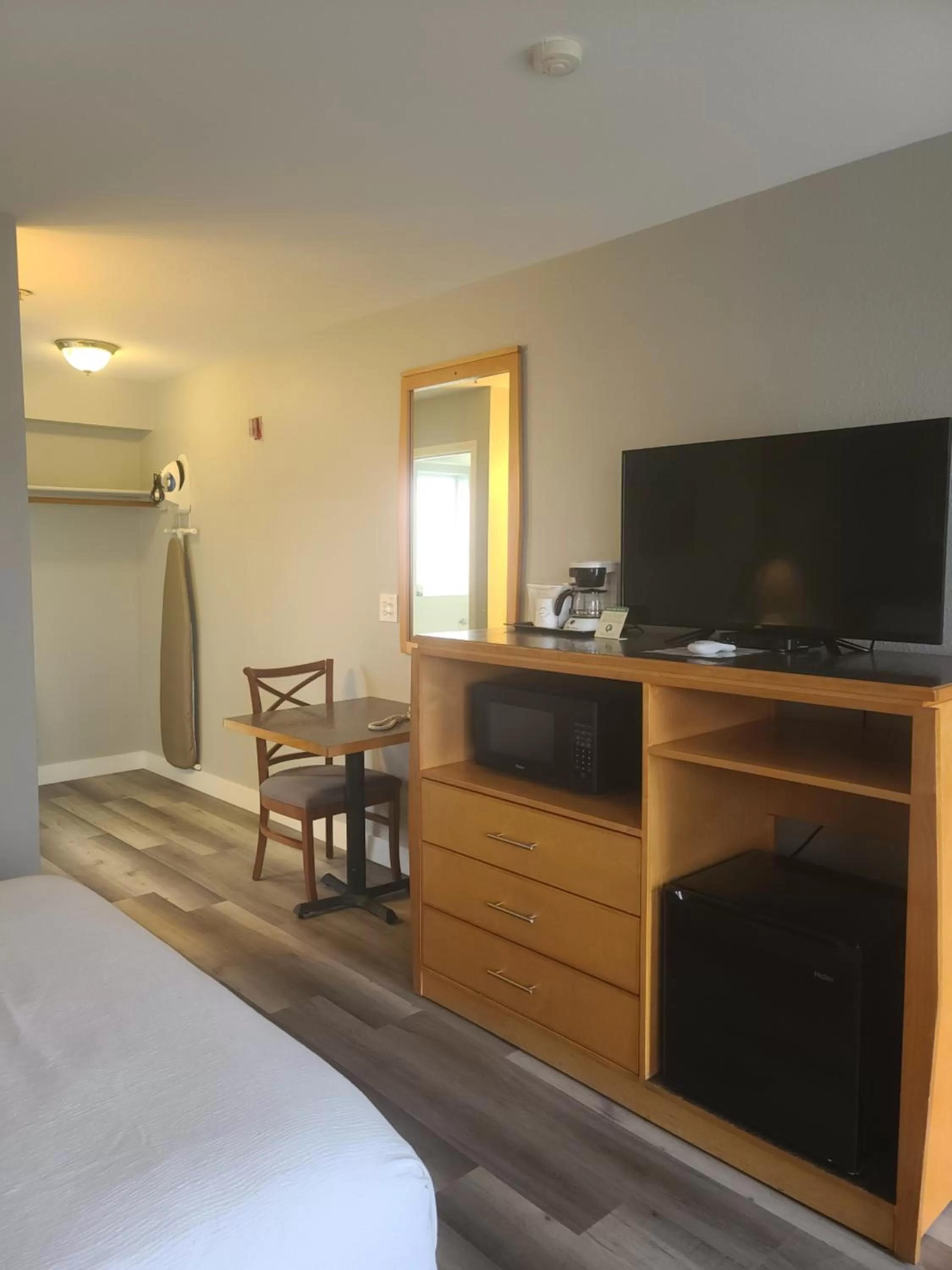 TV and multimedia, Bed in Tulip Inn Mount Vernon