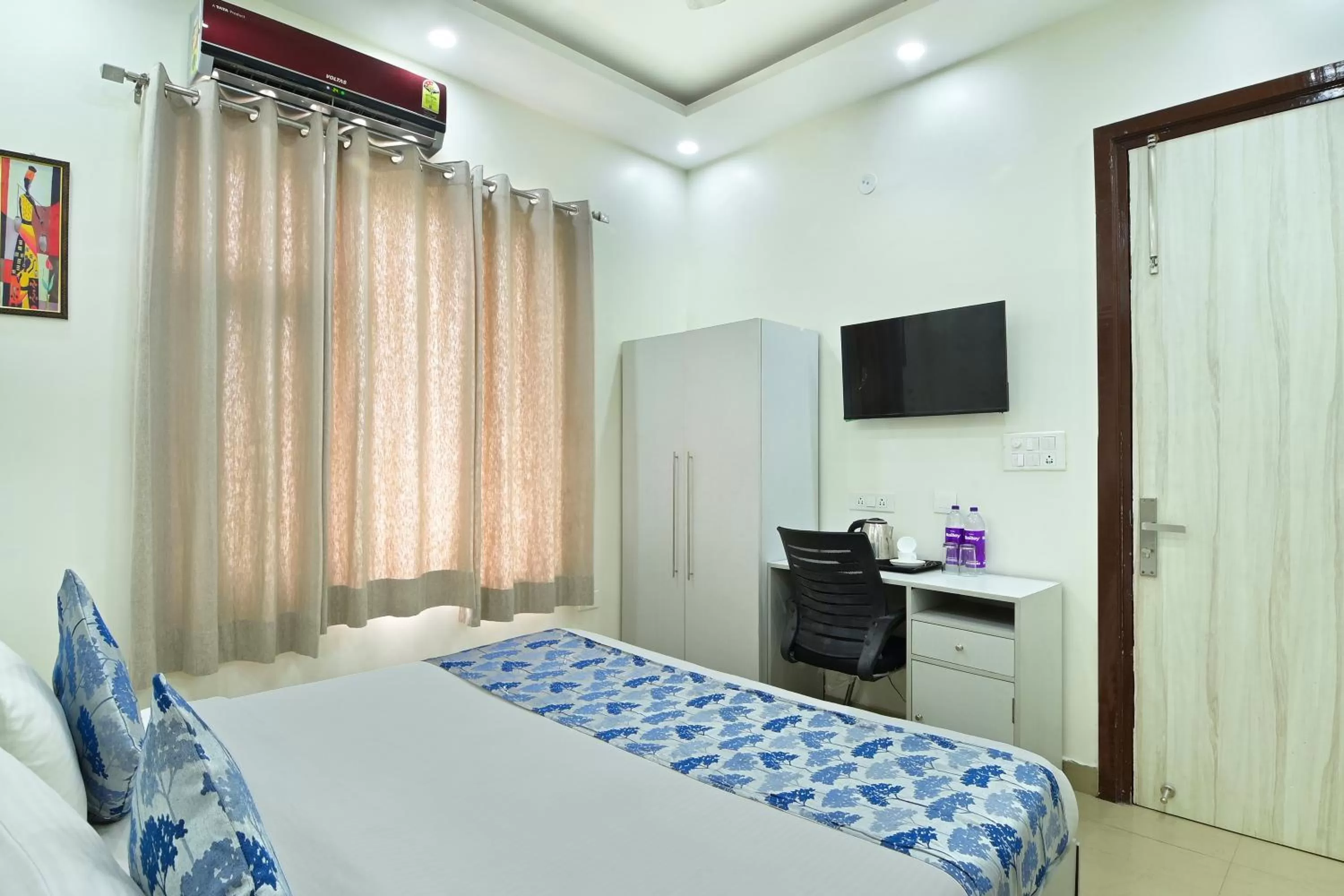 Photo of the whole room, Bed in The Vertigo