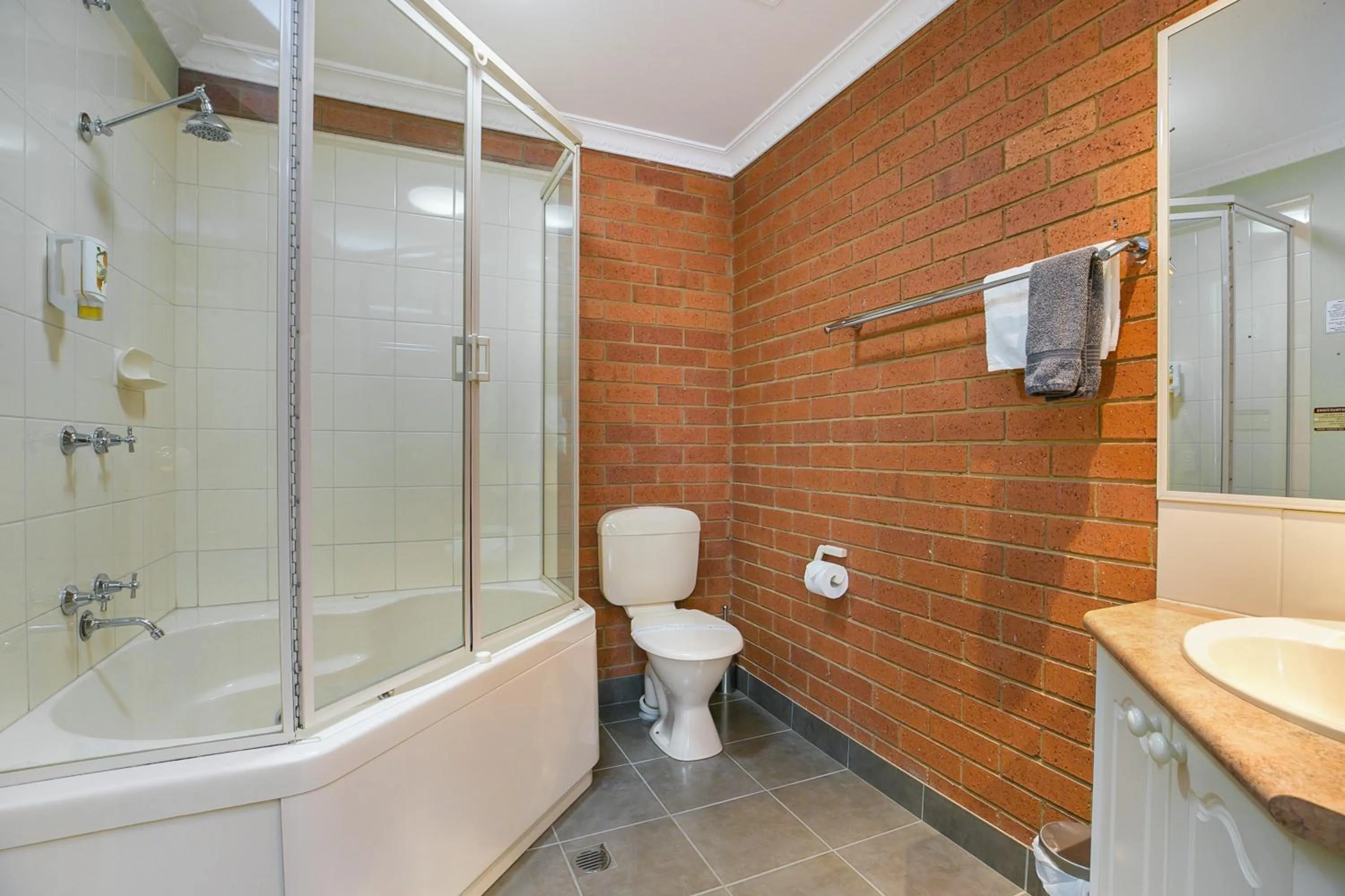 Shower in Bendigo Goldfields Motor Inn