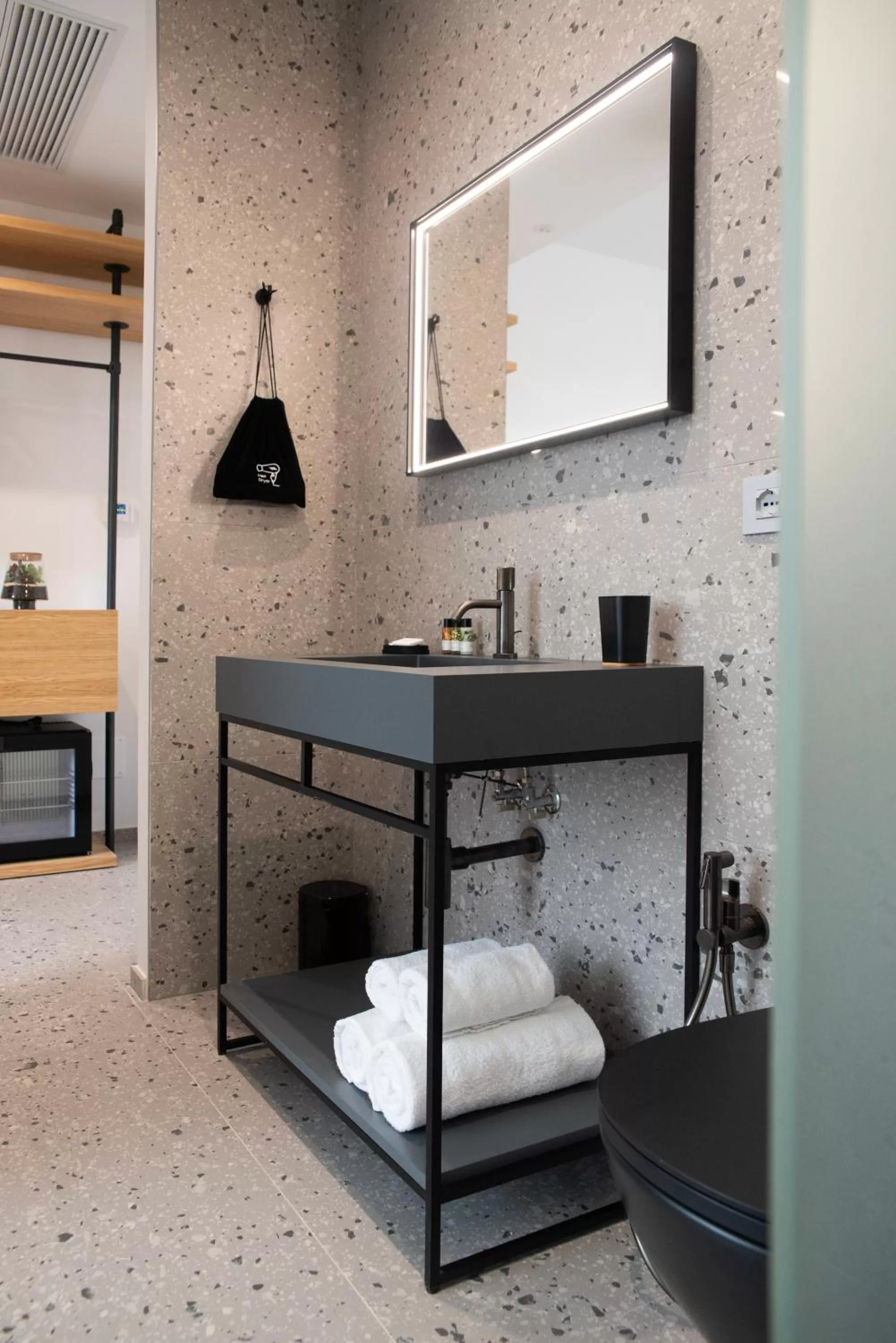 Bathroom, Bed in Lisetta Gardens Boutique & Suites